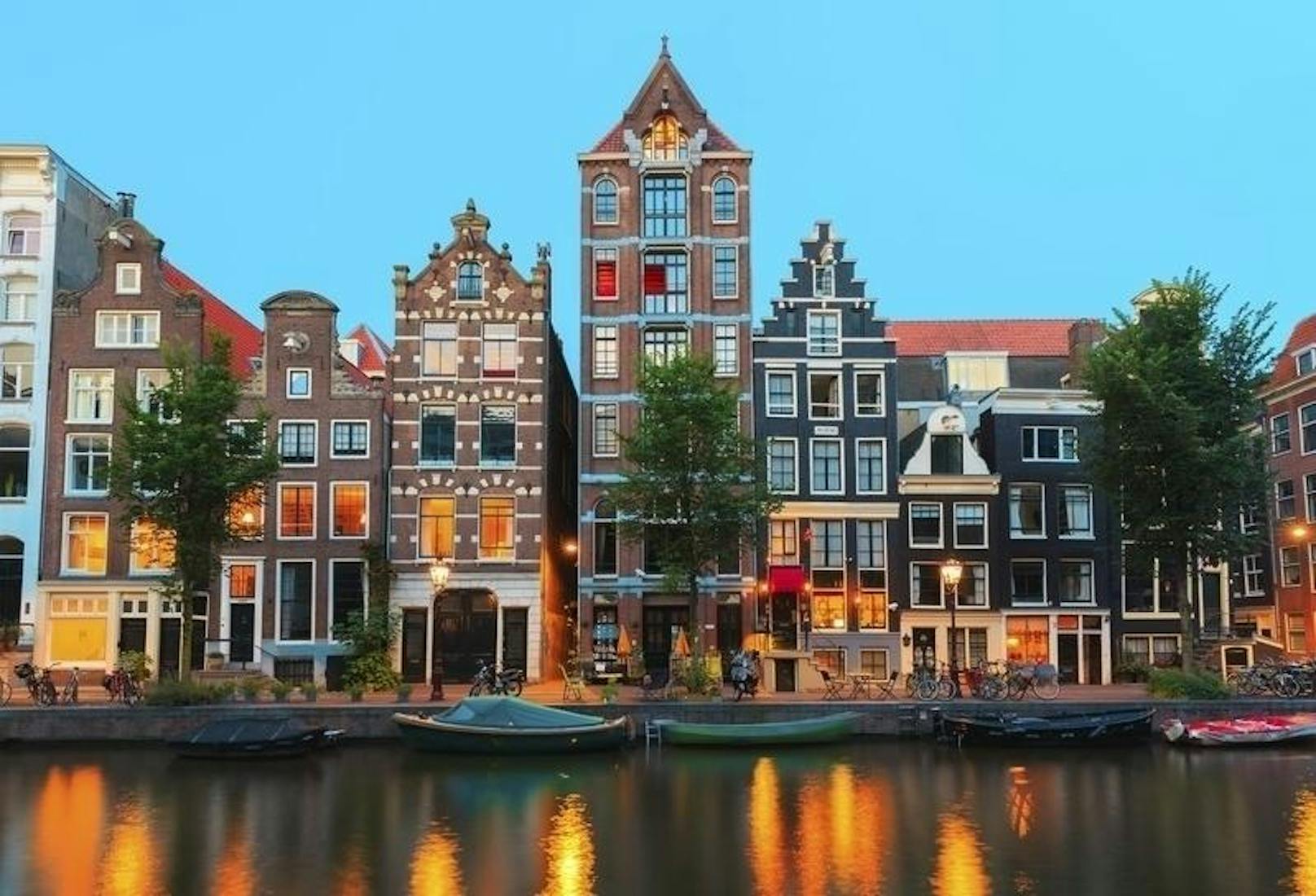 <b>Wassermann - Amsterdam, Niederlande</b>
Wassermänner sind dafür bekannt, Freigeister und voller Enthusiasmus zu sein und auch 2018 erwartet euch ein neues Jahr voller Abenteuer auf der Suche nach Autonomie und Kreativität! Um eure Träume zu verwirklichen, senden euch die Sterne diesmal in die aufregende niederländische Hauptstadt Amsterdam. Das pulsierende Kapitol bietet euch an jeder Ecke neue, spannende Erlebnisse und überwältigende Emotionen. Hier könnt ihr euch selbst neu entdecken und euren Lebenspfad neu ausrichten. Worauf wartet ihr noch? Auf geht's ins Venedig des Nordens!
