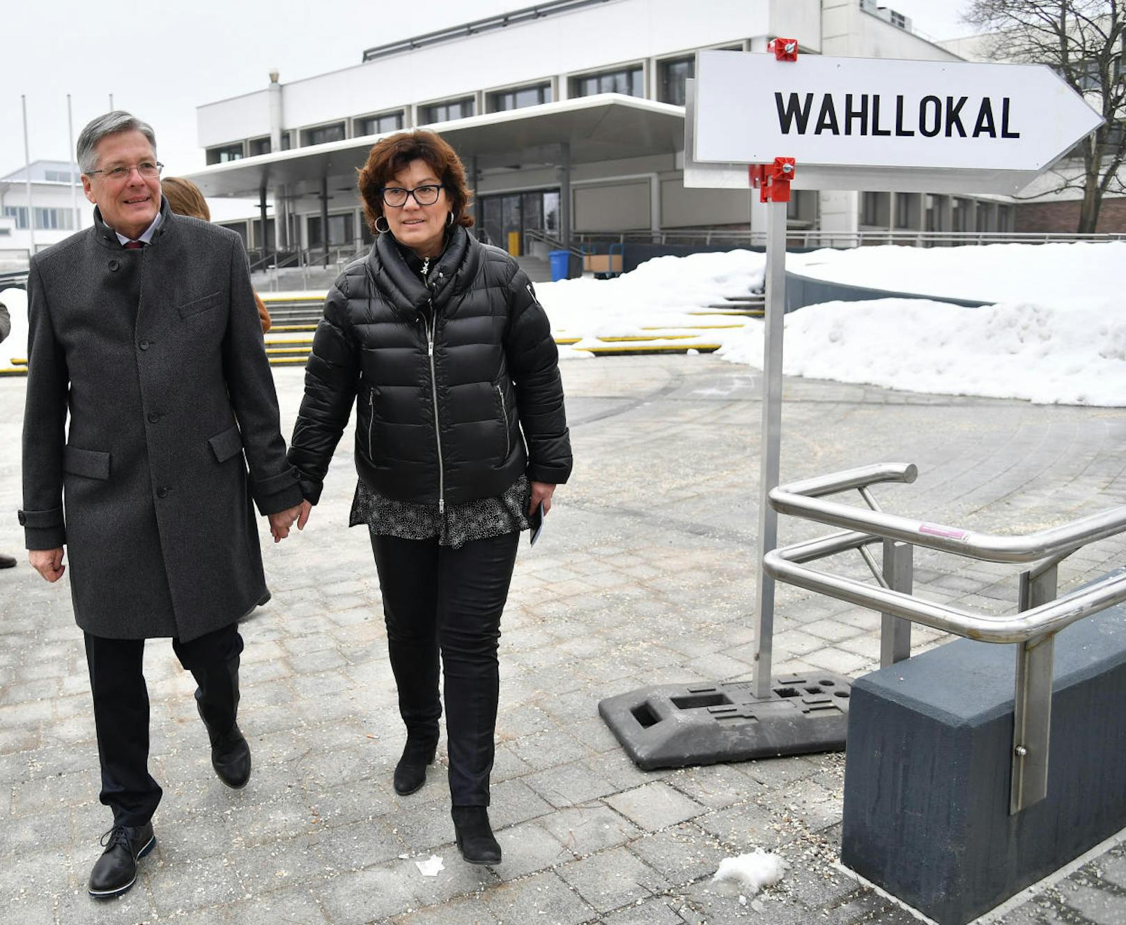Der Kärntner Landeshauptmann und SPÖ-Spitzenkandidat Peter Kaiser mit seiner Frau vor der Stimmabgabe in Klagenfurt am Sonntag, 4. März 2018, anlässlich der Kärntner Landtagswahl.