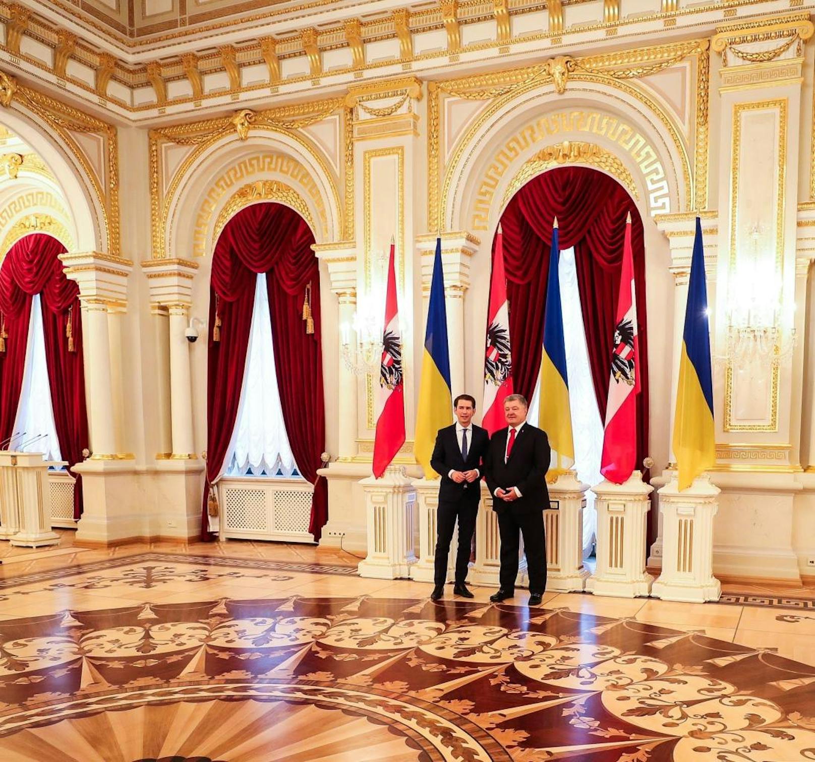 Danach traf Kurz den ukrainischen Präsidenten Petro Poroschenko (r.).