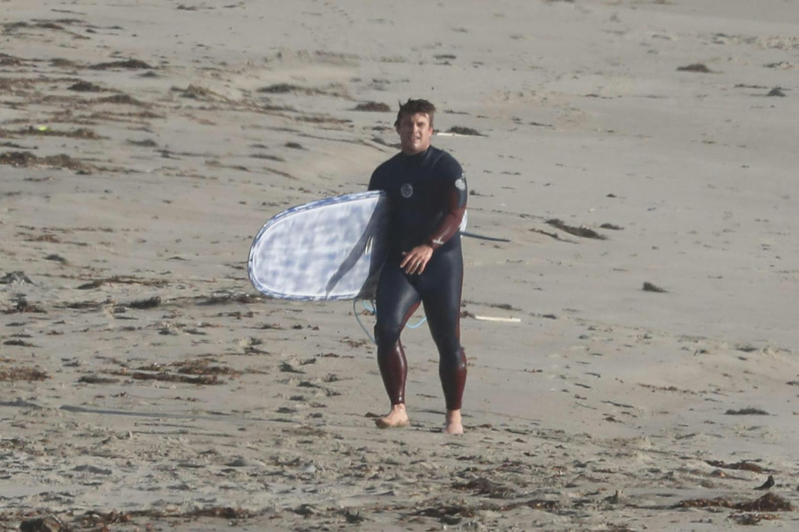 Die Hemsworth-Brüder kommen aus Australien, das Surfen liegt ihnen im Blut. Hier Luke Hemsworth mit seinem Board