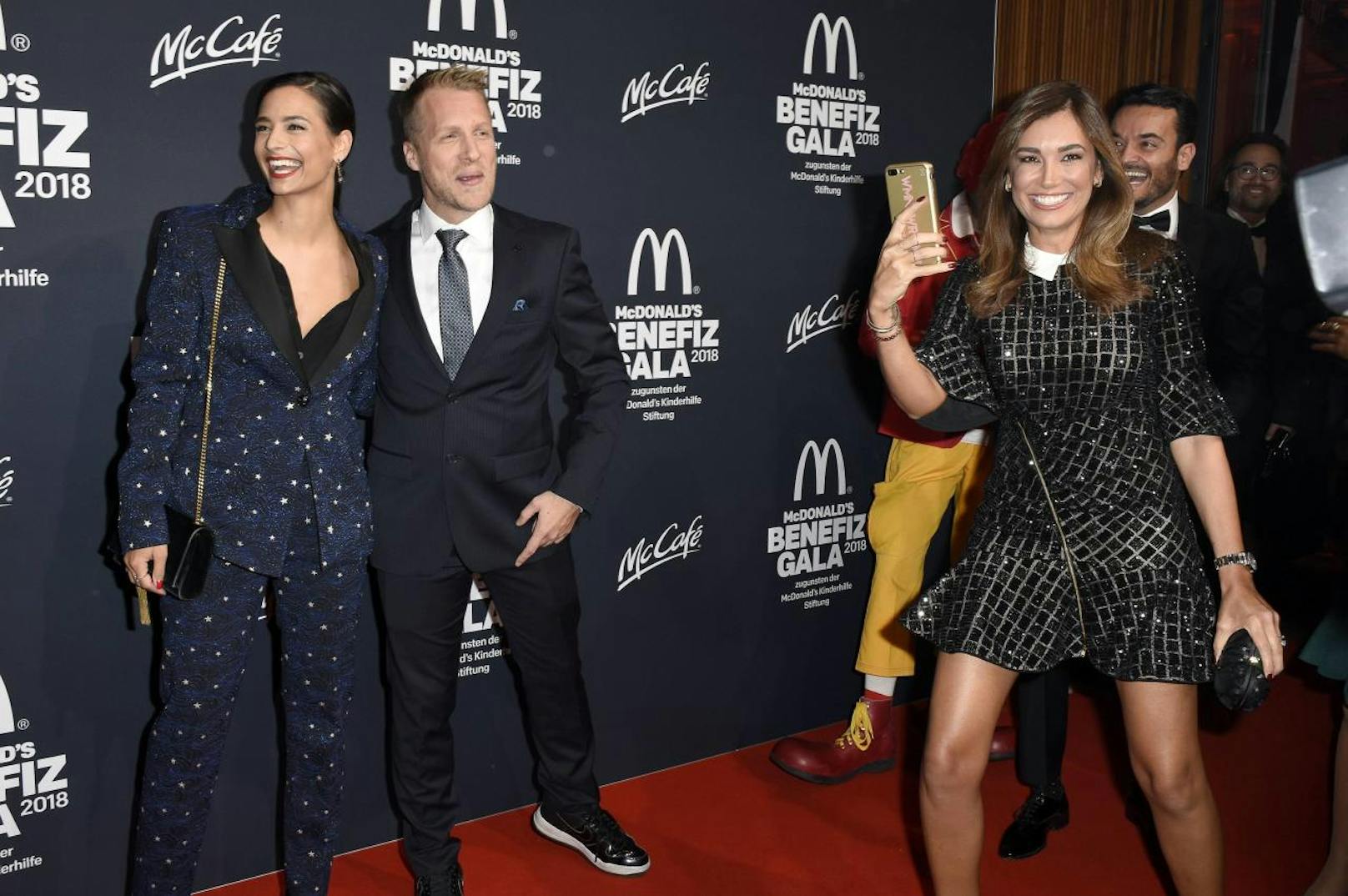 Verstehen Sie Spaß? Amira schon! Oliver Pocher mit Freundin Amira Aly und Jana Ina Zarrella bei der 15. McDonald's Benefiz Gala 2018