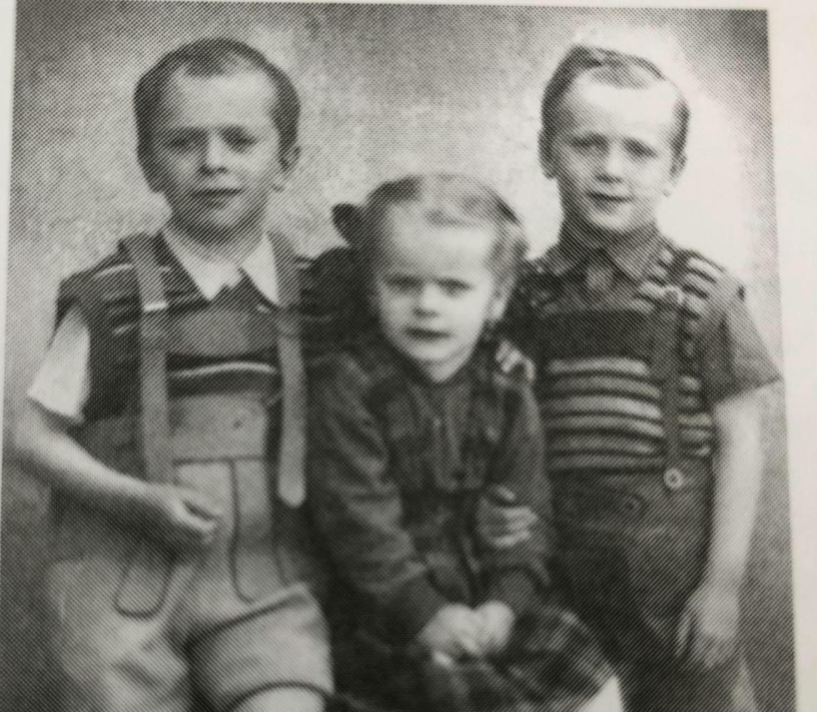 Der kleine Michael (l.) mit seinen Geschwistern.