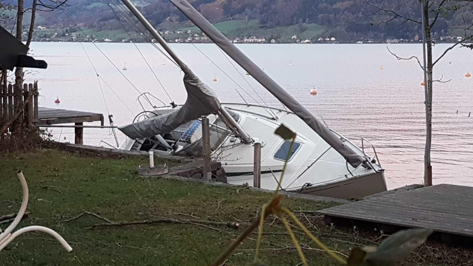 Der Sturm wütete im Salzkammergut nicht nur an Land, auch der Attersee blieb nicht verschont. 