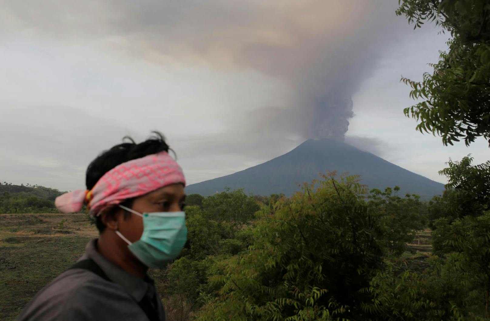 Die Bürger beobachten den seit Tagen brodelnden Vulkan.