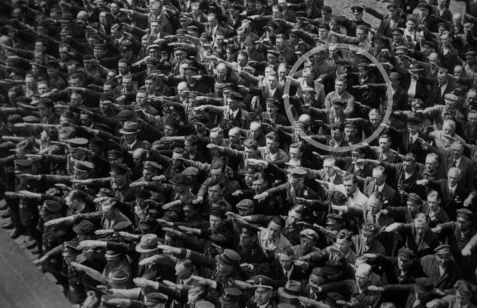 Dafür wird der Bursch nun von der Netzgemeinde gefeiert und das Jahrgangsfoto mit diesem historischen Bild verglichen, wo ein Mann (Kreis) als einziger den Hitlergruß verweigert. Vermutet wird, dass es sich hierbei um den deutschen Arbeiter und späteres NS-Opfer August Landmesser handelt.