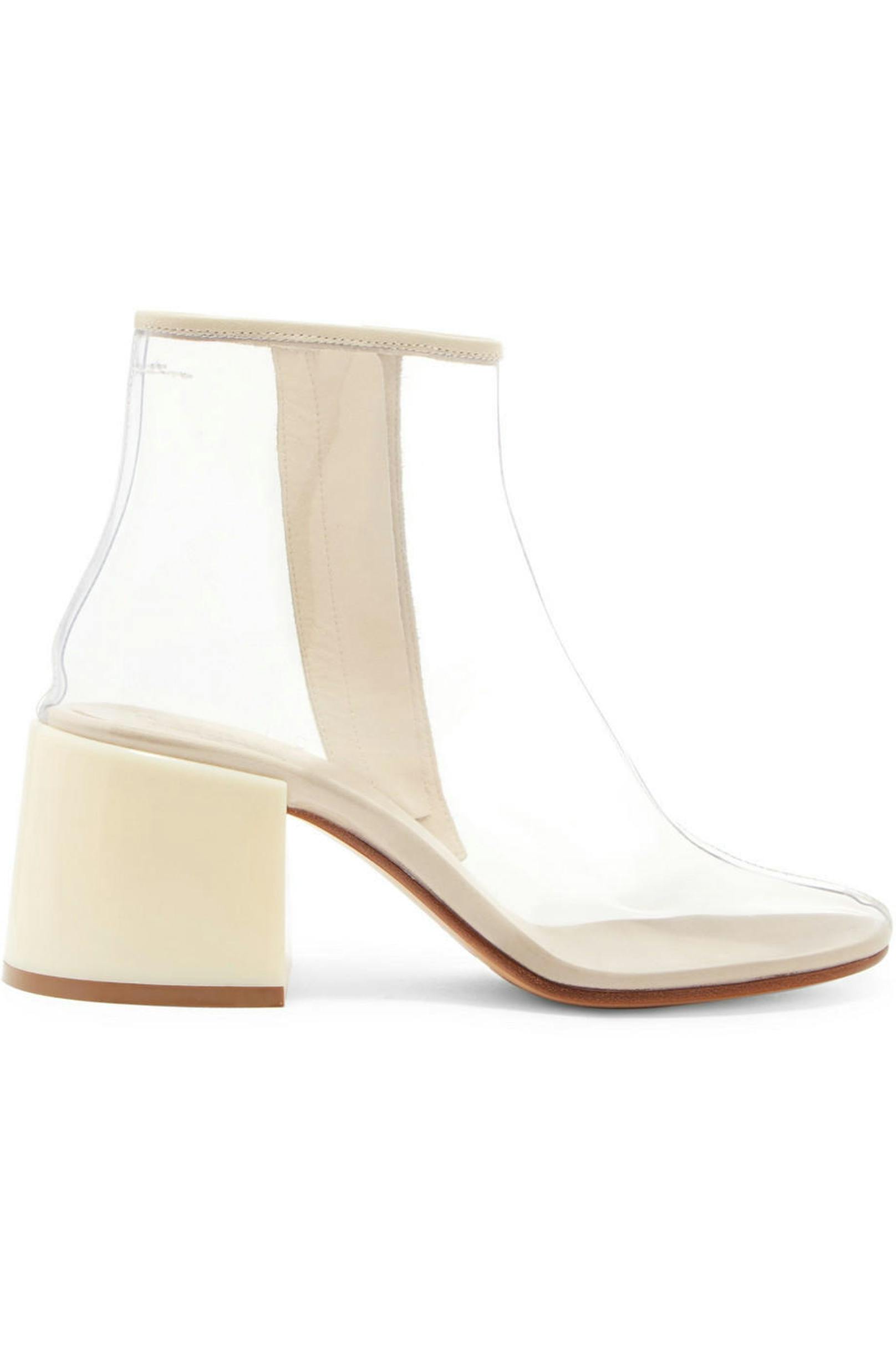 Die perfekten Schuhe für Regentage gibt es auch von MM6 Maison Margiela um 490 Euro, zu finden auf <a href="https://www.net-a-porter.com/at/de/product/1041721/MM6_Maison_Margiela/ankle-boots-aus-pvc-mit-lederbesatz">www.net-a-porter.com</a>