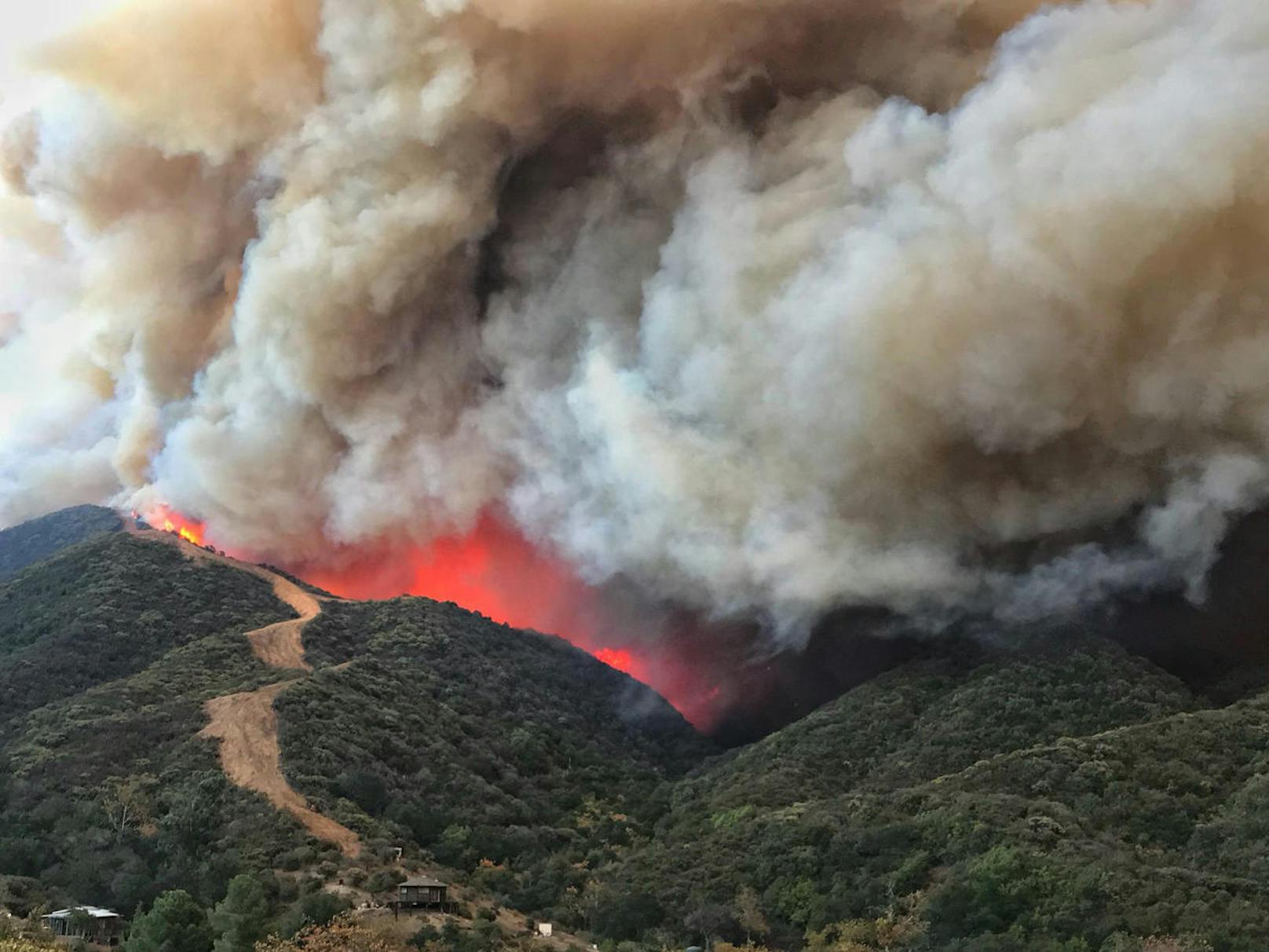 <b>4. Dezember 2017:</b> Bei verheerenden <b>Waldbränden in Kalifornien</b> wurden erneut mehr als 100.000 Hektar Land zerstört. Und die Gefahr ist noch nicht gebannt. Das sogenannte Thomas-Feuer nördlich von Los Angeles war zum viertgrößten Flächenbrand in Kalifornien seit 1932 angewachsen. Zehntausende Menschen mussten in Sicherheit gebracht werden. Mehr als 1.000 Gebäude wurden zerstört oder beschädigt. 

<b>Mehr Infos: </b> <a href="https://www.heute.at/welt/news/story/Santa-Barbara-evakuiert--Tausende-auf-der-Flucht-59004738" target="_blank">Santa Barbara evakuiert, Tausende auf der Flucht</a>