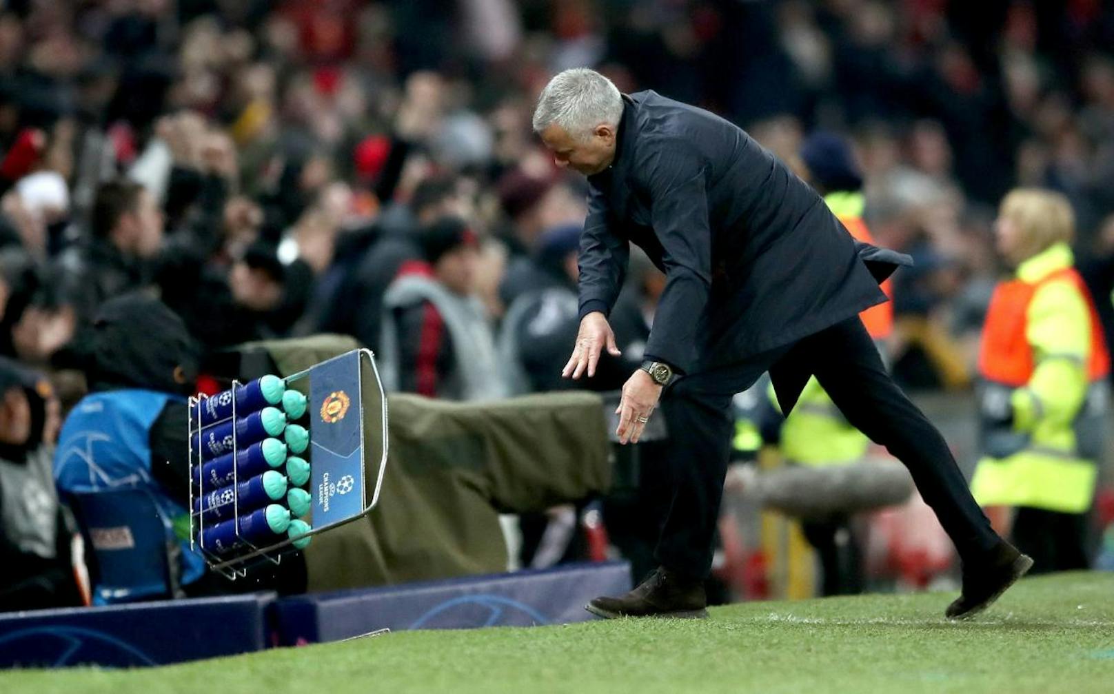 Manchester United schlug YB Bern in der Nachspielzeit. Jose Mourinho ging beim Jubel auf seine Flaschen los, herzte schließlich aber auch noch den Siegestorschützen Marouane Fellaini.