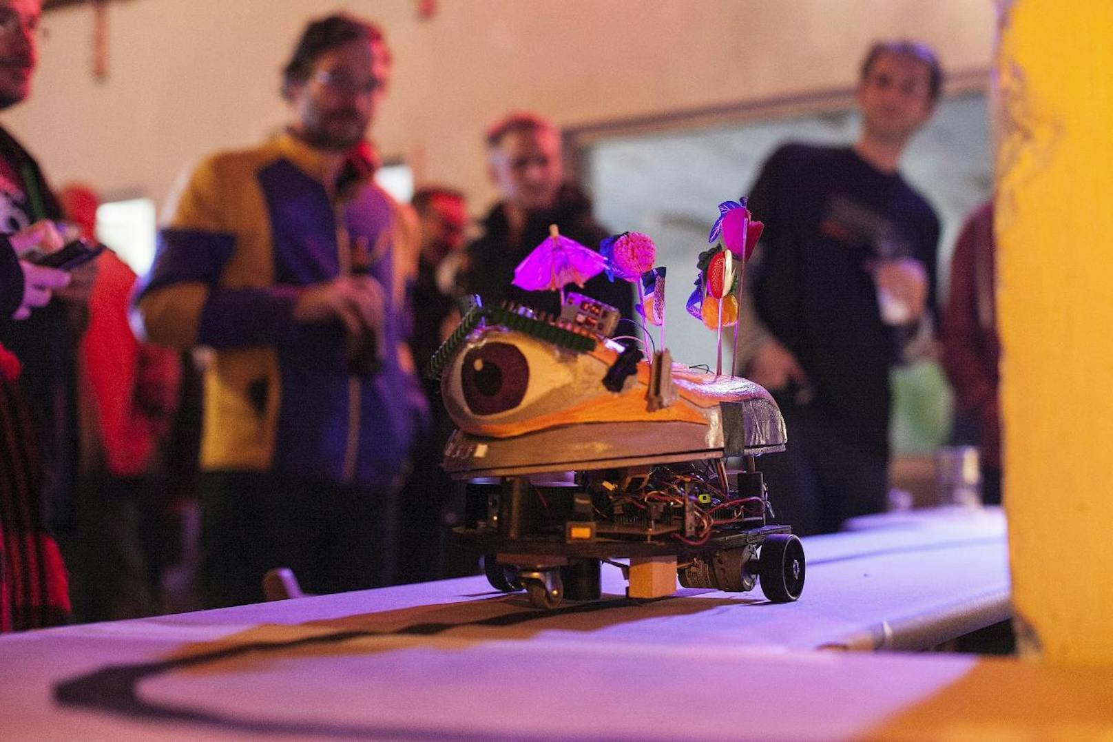 Roboter mixen auf der Roböxotica Cocktails und backen Palatschinken.