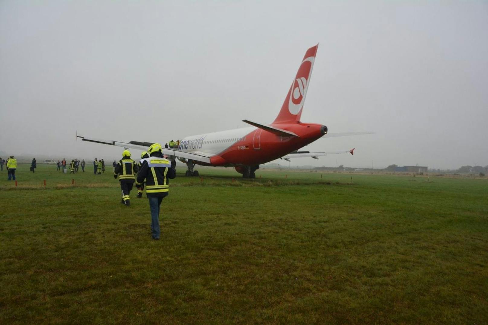 Eine Air-Berlin-Maschine aus Düsseldorf war aus bisher ungeklärter Ursache über die Landebahn hinausgeschossen.