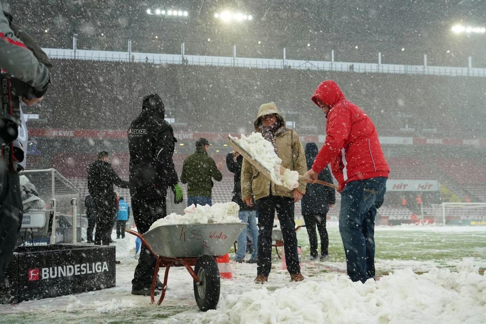 "Heute" hat die besten Bilder vom Schnee-Chaos bei der Partie Köln gegen Freiburg.