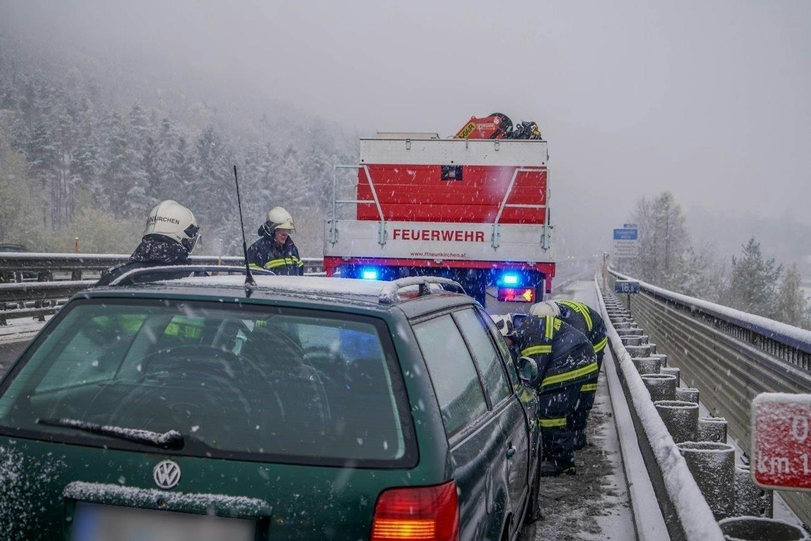 Der Wintereinbruch führte zu zahlreichen Unfällen im ganzen Land.