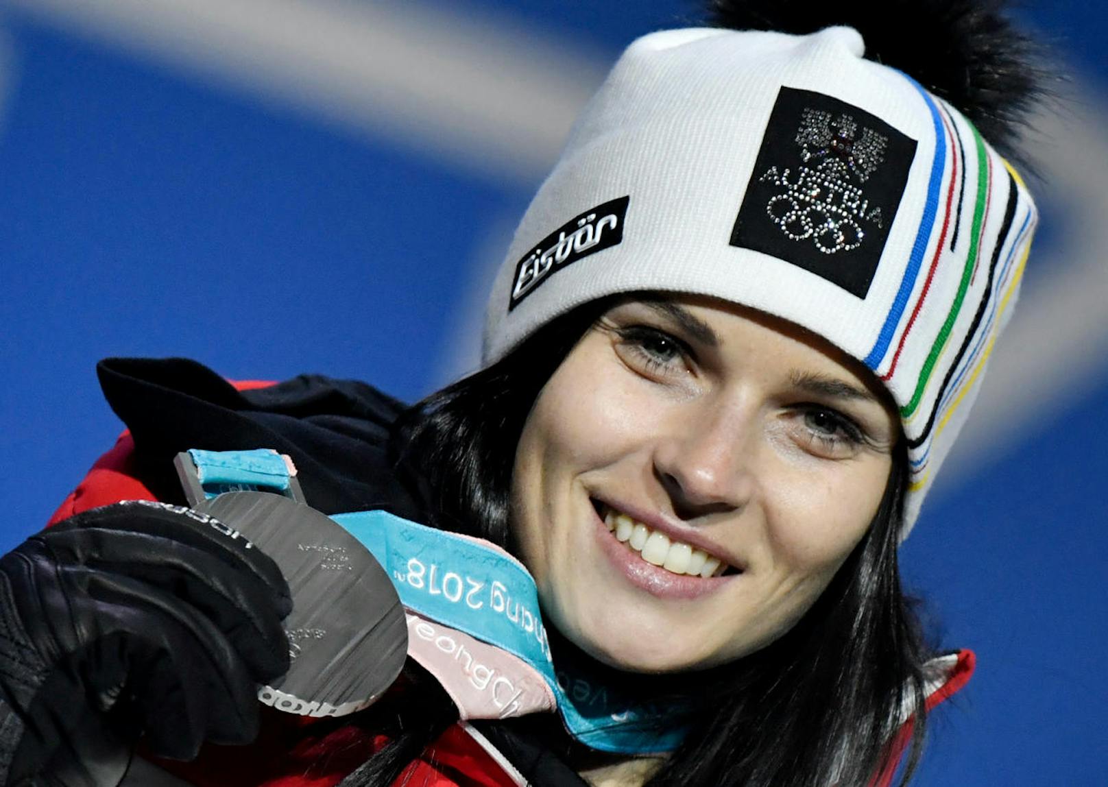 Veith wähnte sich bereits als Siegerin, ehe sie von der Tschechin, die auch Snowboard-Gold holte, sensationell abgefangen wurde.