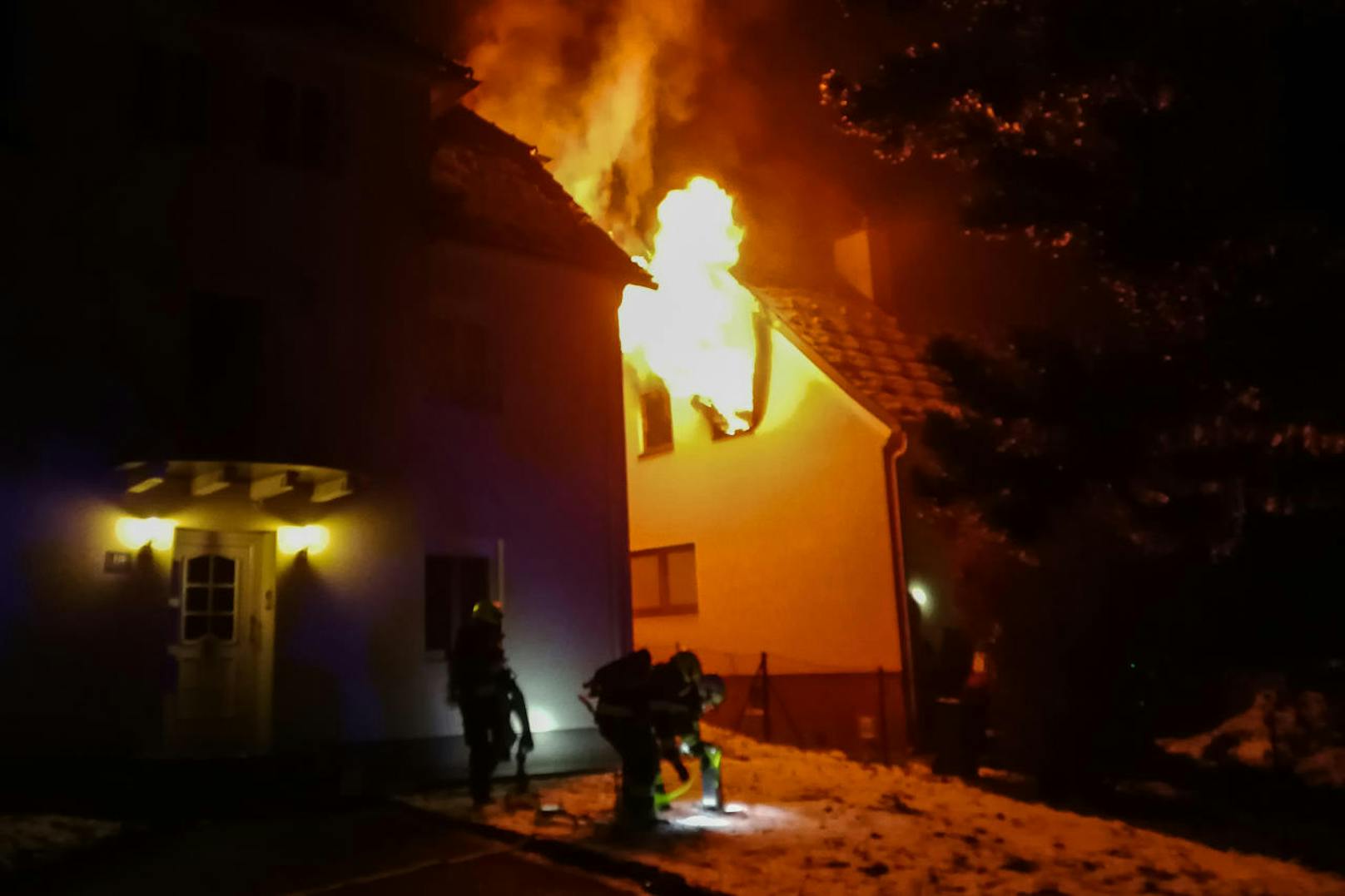 Gefährliches Feuer in Sierning. Eine Wohnung brannte, in einem Raum waren Waffen und Munition gelagert.