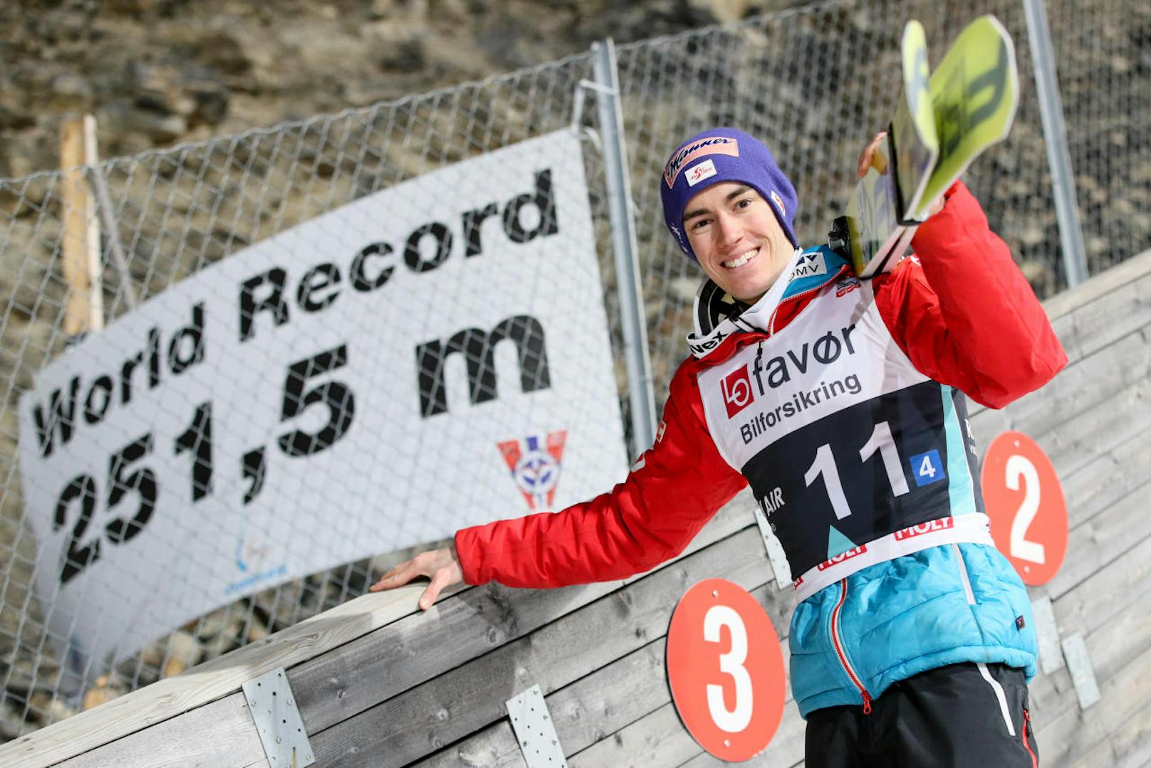 Mit 253,5 Metern (nicht vom Bild irritieren lassen!) stellte Kraft dabei einen neuen Monster-Weltrekord im Skifliegen auf.