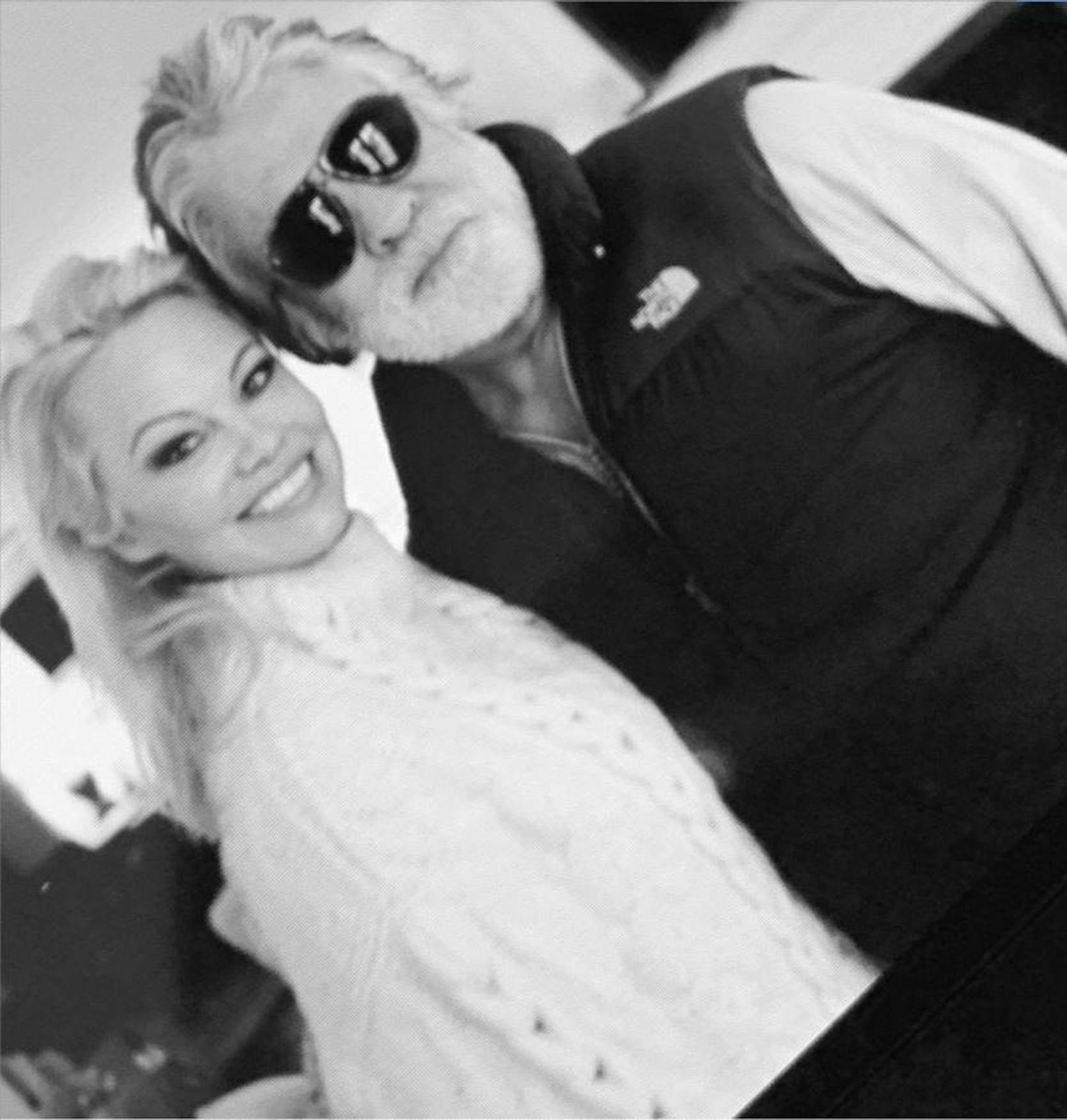 Pamela Anderson und Jon Peters 2020 - Pamela postete das Foto. Da wusste sie noch nicht, dass die "Ehe" nur zwölf Tage halten würde.