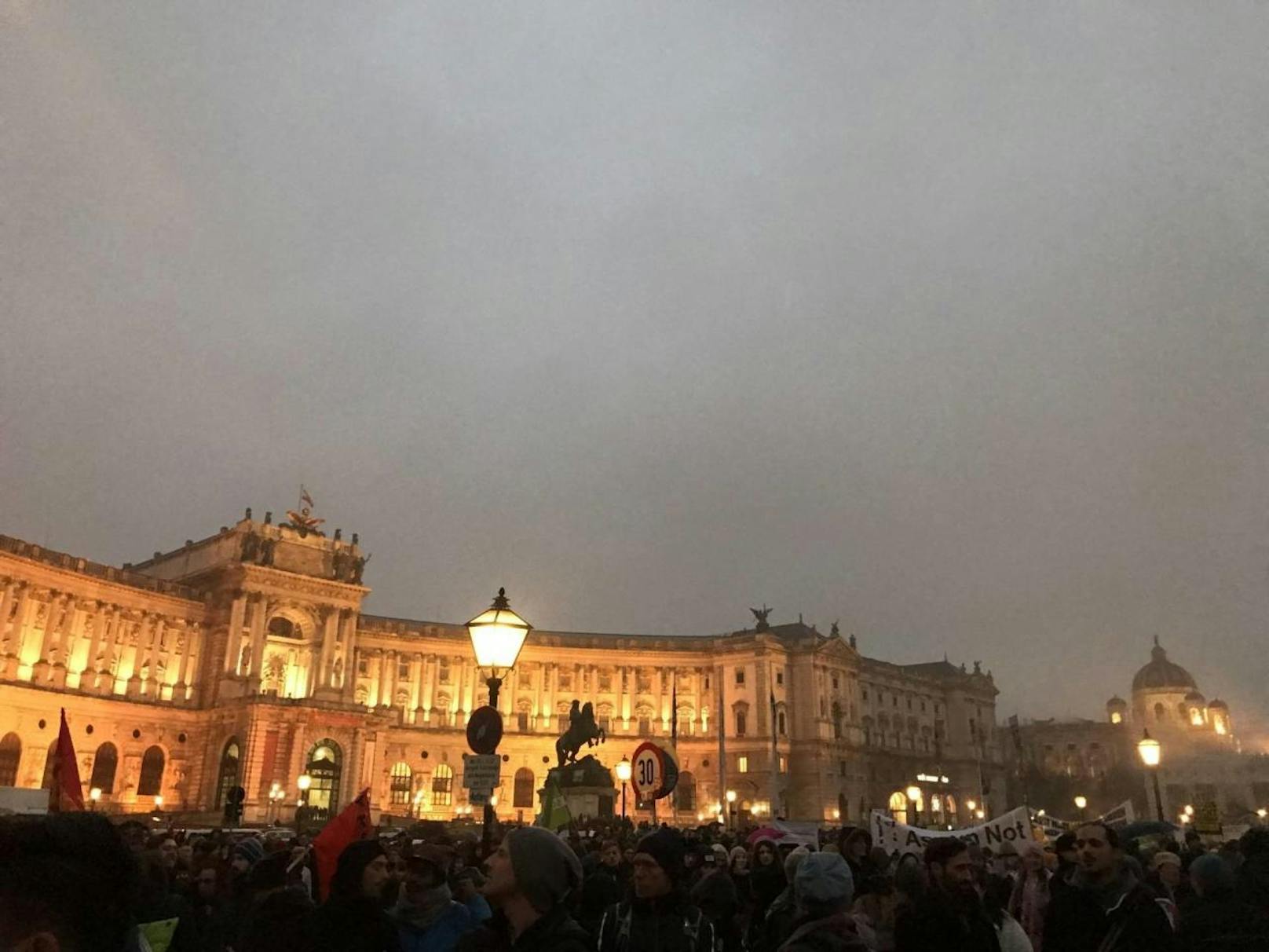 Über 20.000 Demonstranten waren am Heldenplatz in Wien. 