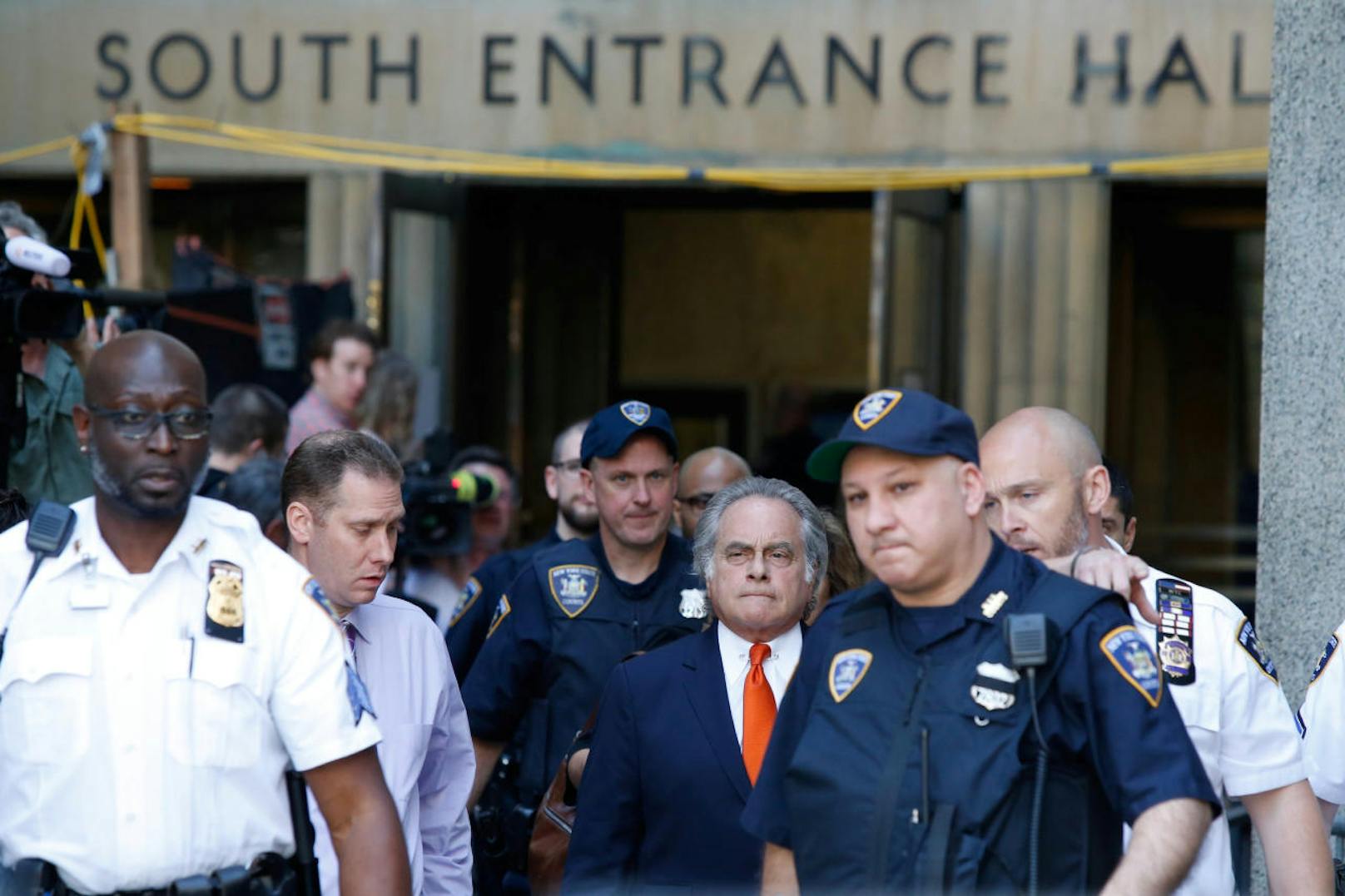 Riesiges Polizeiaufgebot vor dem Gericht in New York: Harvey Weinsteins Anwalt Benjamin Brafman