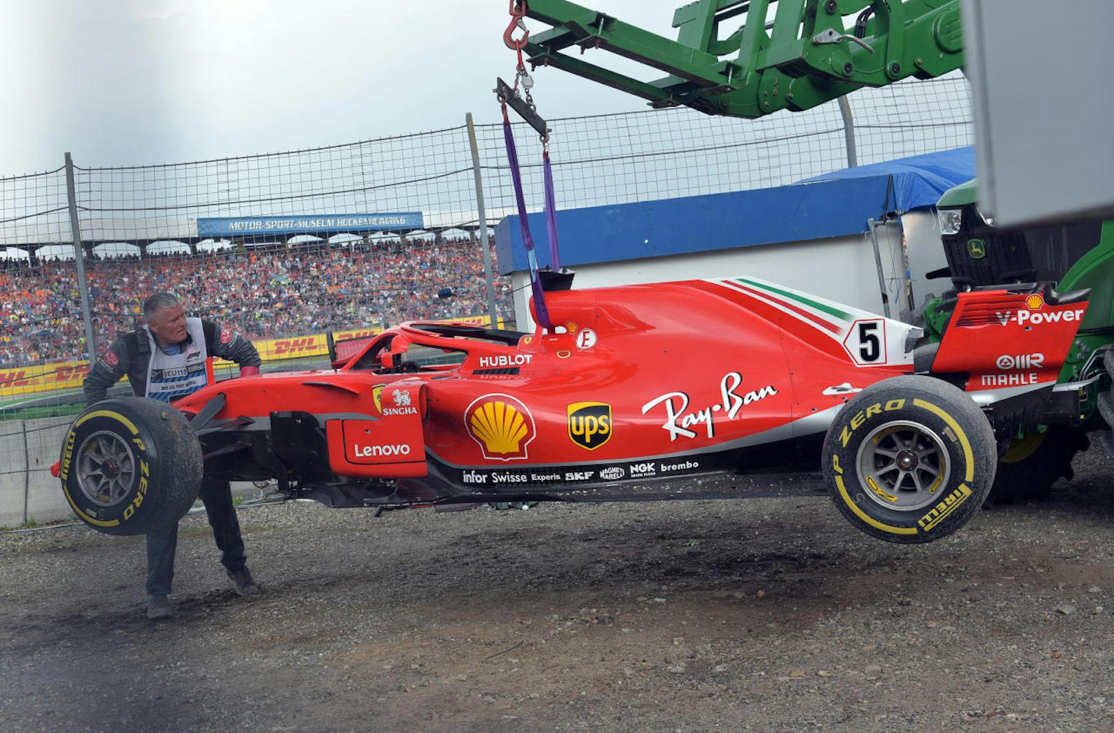 Ausgerechnet im Heimrennen kam der Wendepunkt für Sebastian Vettel. Der Deutsche crashte seinen Ferrari auf dem Weg zum Sieg am Hockenheimring. Lewis Hamilton wurde am Ende überlegen F1-Weltmeister.