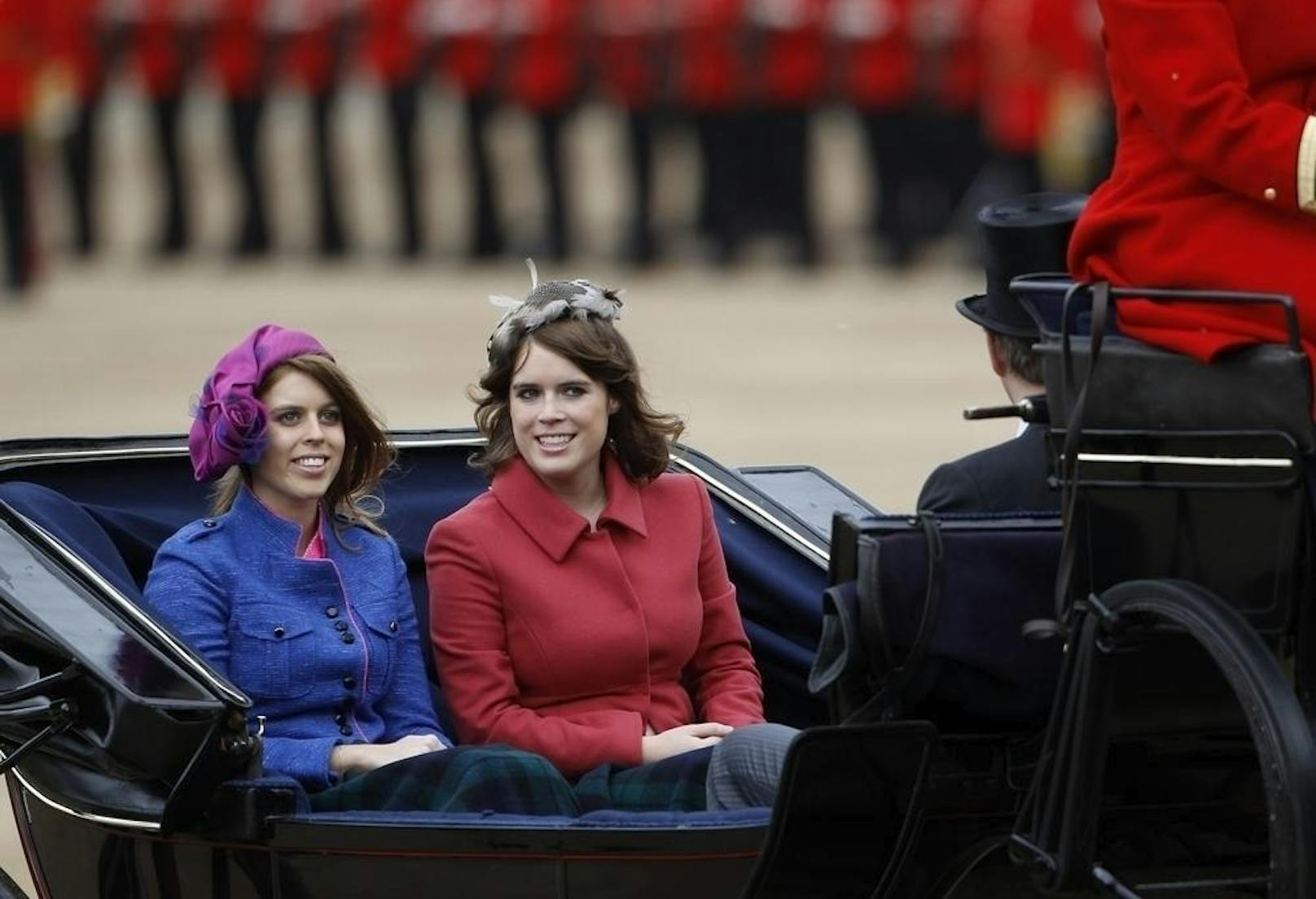Prinzessin Beatrice (li.) und Prinzessin Eugenie beim Kutschenauftakt des Royal Ascot