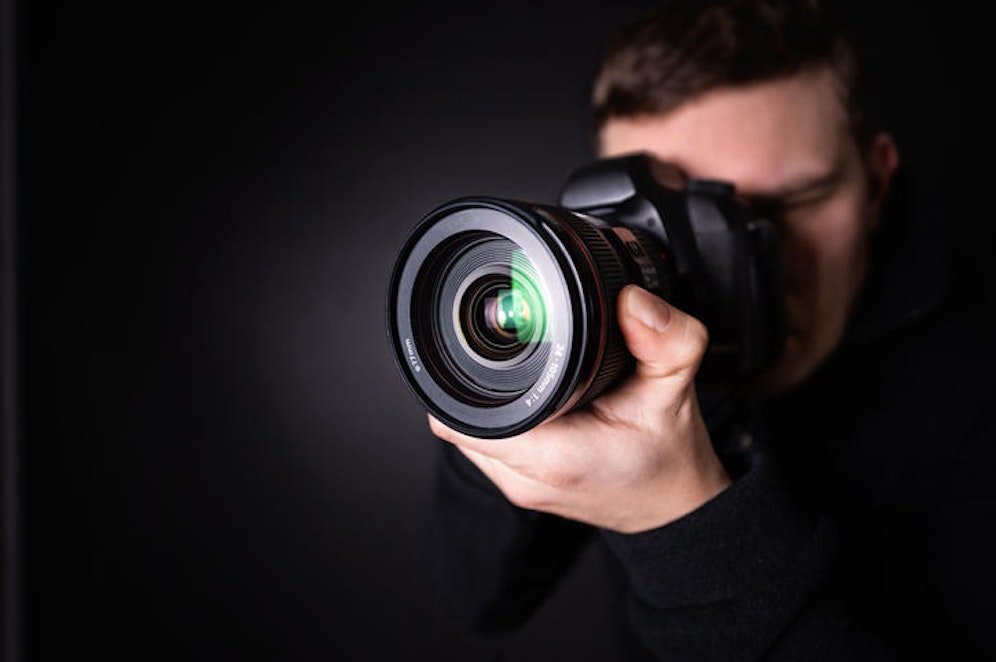 Ein Unbekannter fotografierte die Gärten von Reihenhäuser.