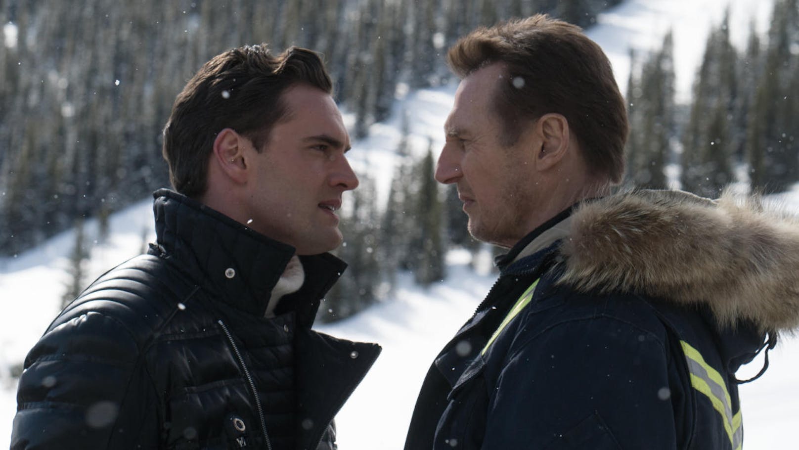 Viking (Tom Bateman, l.) und Nels (Liam Neeson, r.)