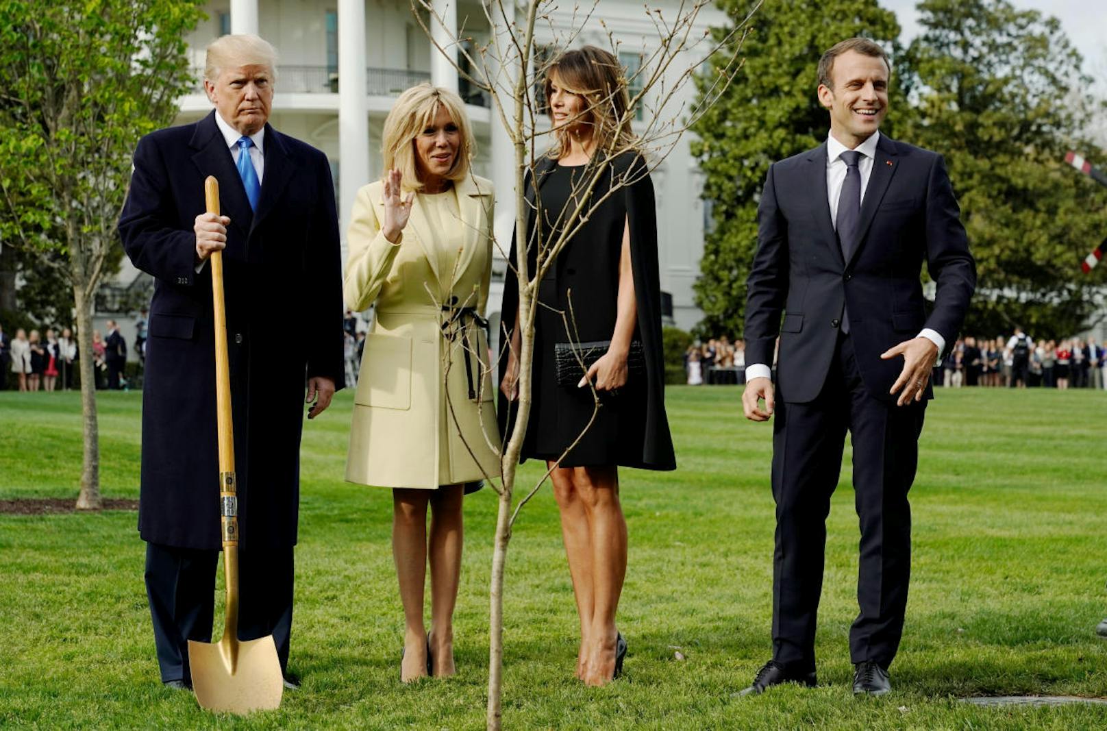 Wo US-Präsident Donald Trump und sein französischer Amtskollege Emmanuel Macron vor wenigen Tagen einen Baum pflanzten, ist nur mehr ein Stück gelb verfärbter Rasen sichtbar.