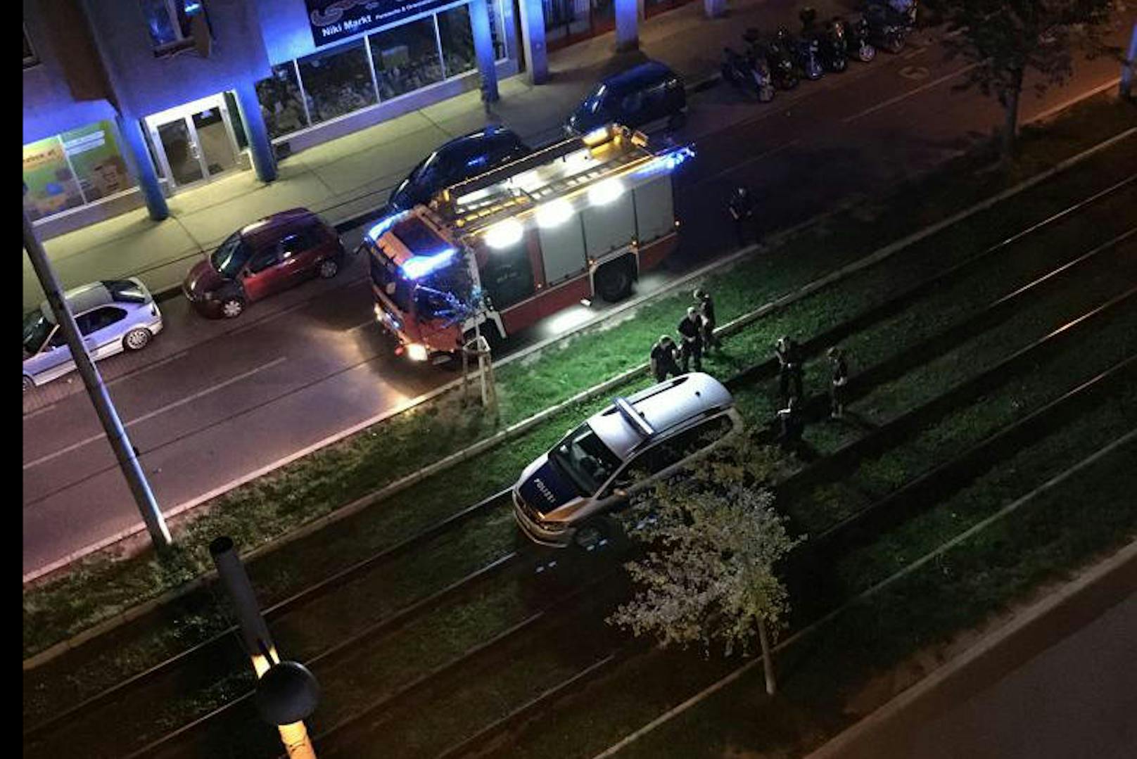 Gegen 3 Uhr früh am Montagmorgen gab es für ein Einsatzfahrzeug der Wiener Polizei kein Vor- oder Zurückkommen mehr.