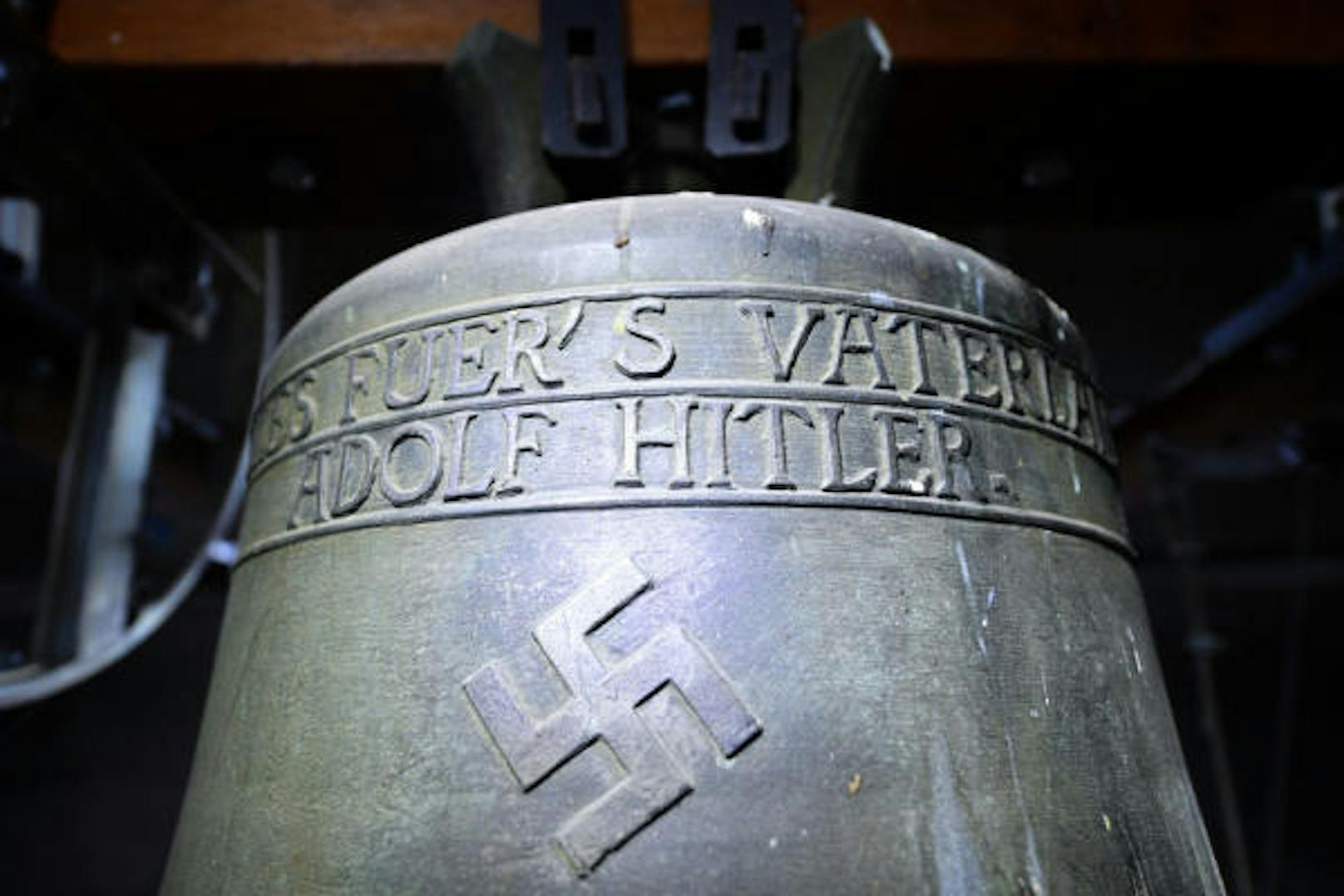 Die umstrittene Bronzeglocke mit Hakenkreuz und dem Spruch «Alles fuer's Vaterland ? Adolf Hitler».