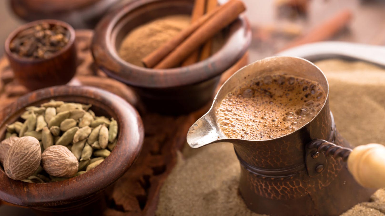 <b>Kardamom: </b>Kardamom wird in der ayurvedischen Medizin als Königin unter den Gewürzen bezeichnet. Eine Prise im Kaffee schmeckt gut, neutralisiert die schlechteren Eigenschaften von Koffein (Kardamom wirkt entsäuernd) und stärkt das Immunsystem.