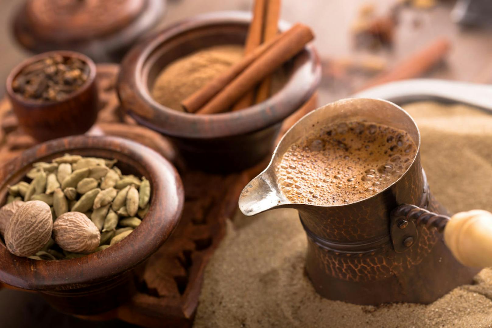 <b>Kardamom</b>

Kardamom wird in der ayurvedischen Medizin als Königin unter den Gewürzen bezeichnet. Eine Prise im Kaffee schmeckt gut, neutralisiert die schlechteren Eigenschaften von Koffein (Kardamom wirkt entsäuernd) und stärkt das Immunsystem.