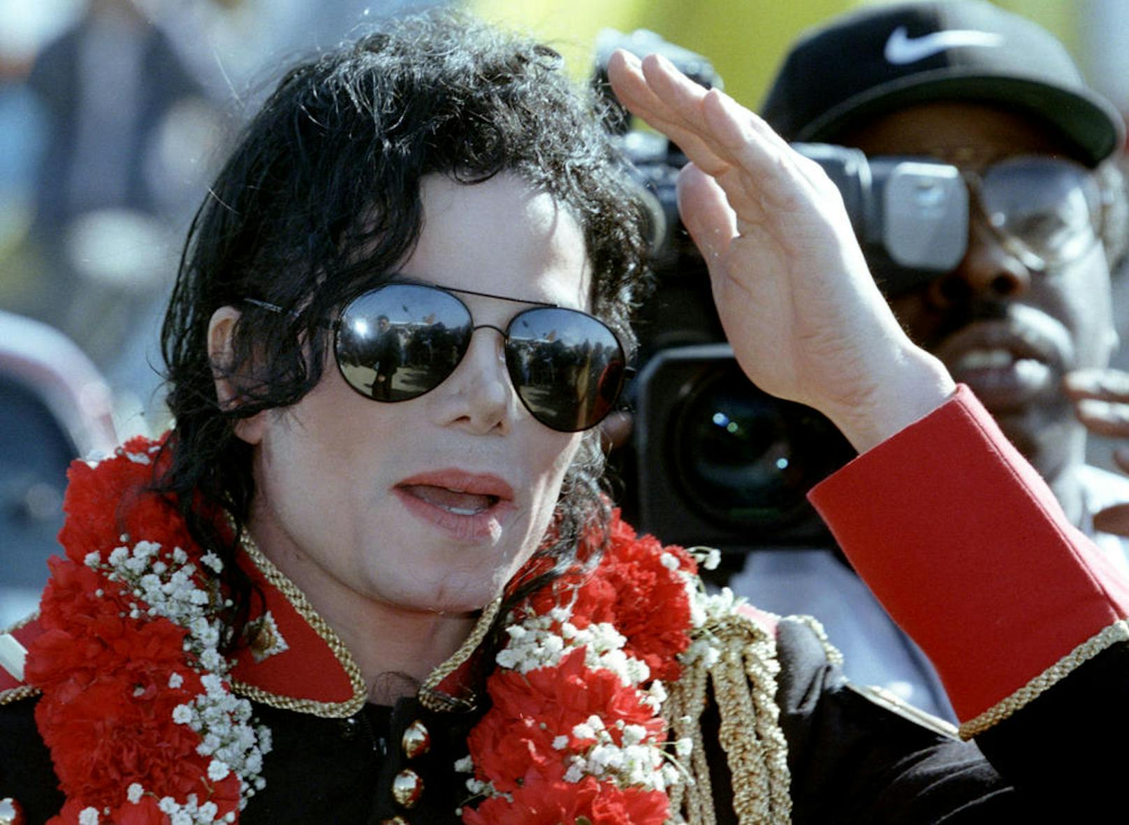 Michael Jackson, kamerascheu am Johannesburg International Airport.