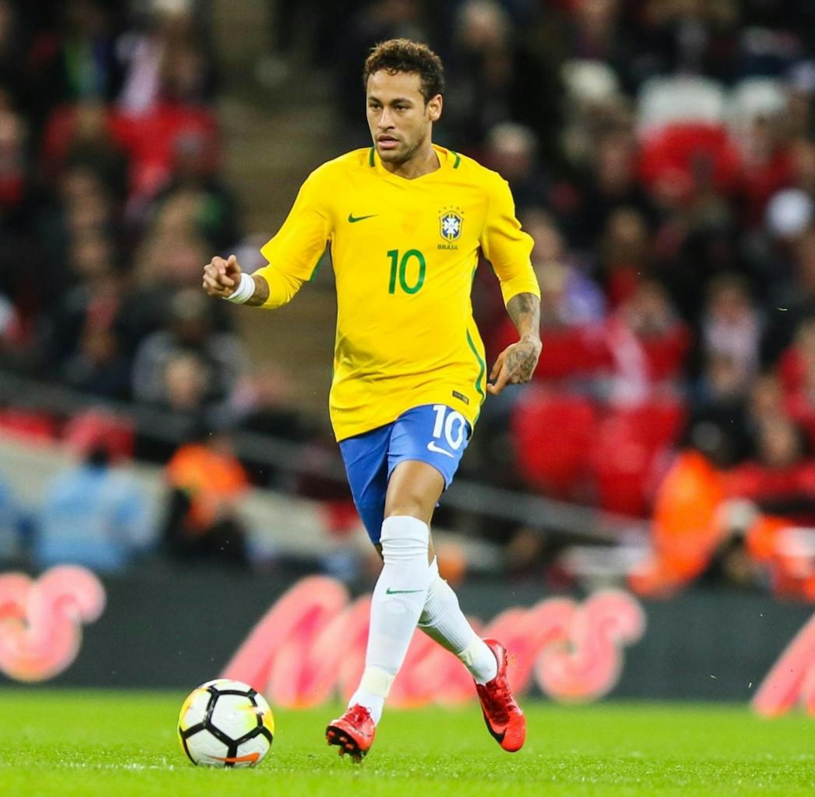 Neymar - Brasilien: Der PSG-Star hat den Schock von der Heim-WM verdaut. Beim Turnier in der Heimat wurde Neymar im Viertelfinale gegen Kolumbien von Juan Zuniga ein Lendenwirbel gebrochen. Damit war das Heim-Turnier beendet. Wenig später auch für Brasilien, das im Halbfinale gegen Deutschland mit 1:7 baden ging. Die "Selecao" ist auf Wiedergutmachung aus.