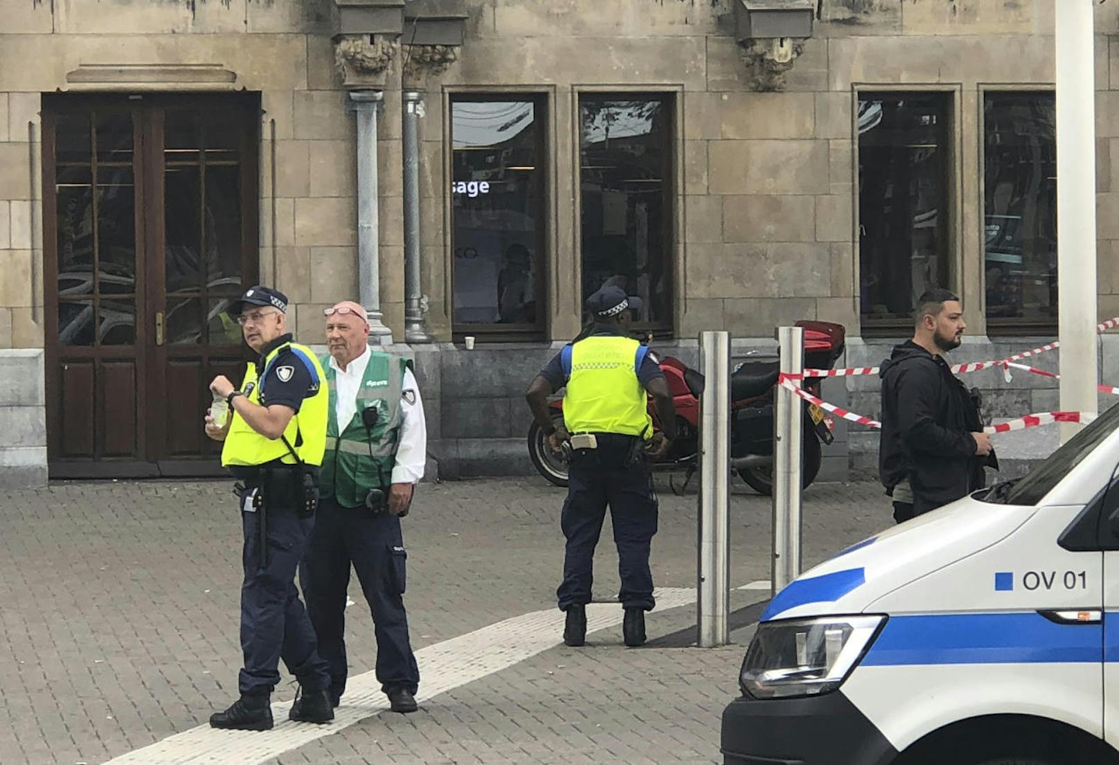 Am Hauptbahnhof von Amsterdam gab es bei einer Messerattacke am Freitag drei Verletzte. Einer davon soll der Hauptverdächtige sein.