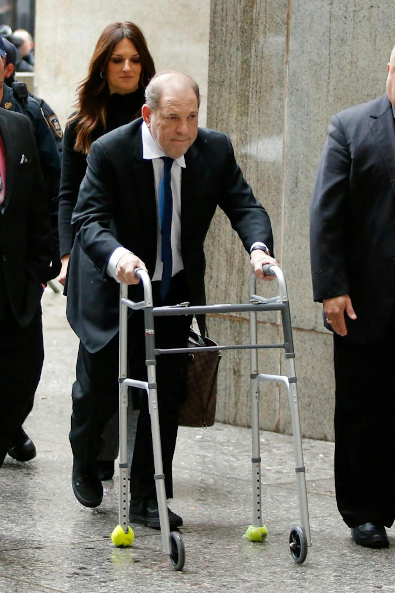 Harvey Weinstein muss sich angeblich einer Rückenoperation unterziehen, kam daher mit Gehilfe ins Gericht.