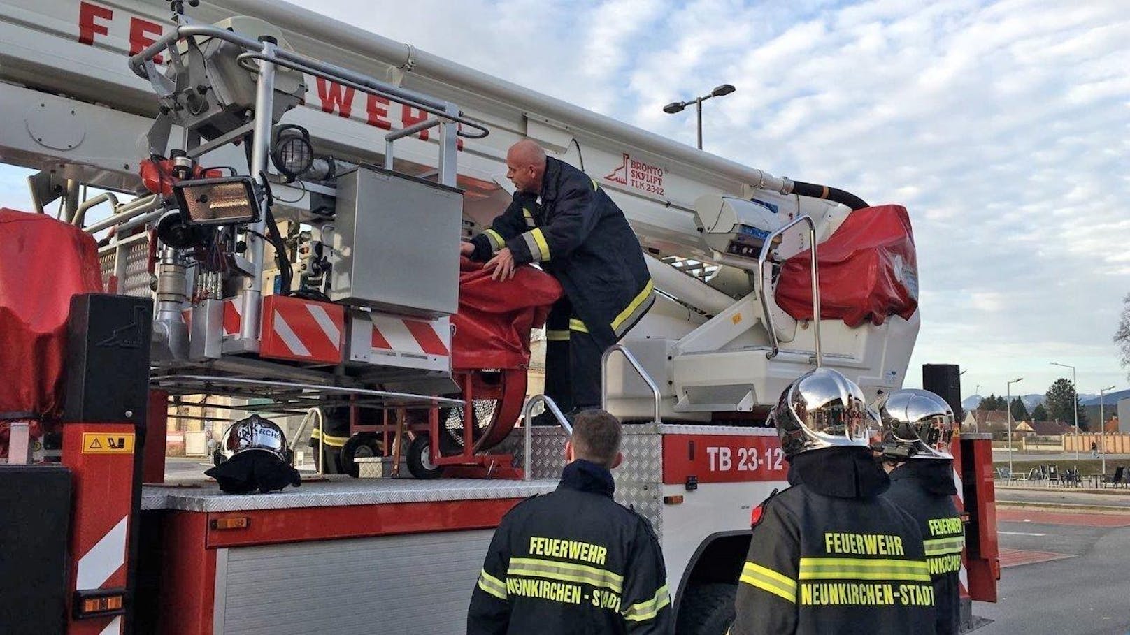 Seitens der Feuerwehr Neunkirchen Stadt rückten drei Tanklöschfahrzeuge, ein Hubrettungsgerät sowie ein Kommandofahrzeug und 14 Mitglieder zum Brandeinsatz aus. 