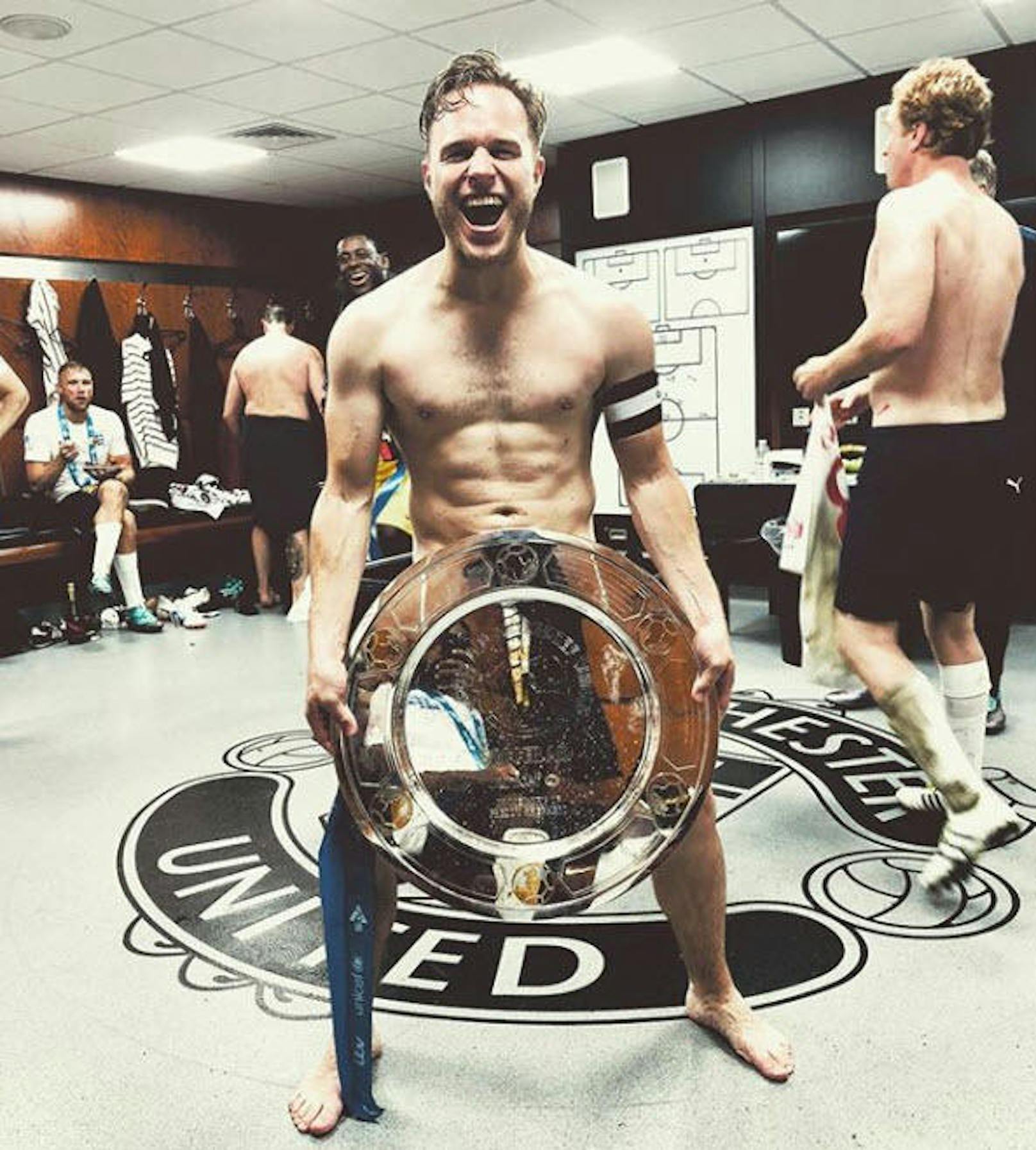 11.06.2018: Olly Murs freut sich auf Instagram über den Sieg beim Soccer Aid 2018 im Old Trafford. Sein Dress hat er unterwegs wohl verloren. 