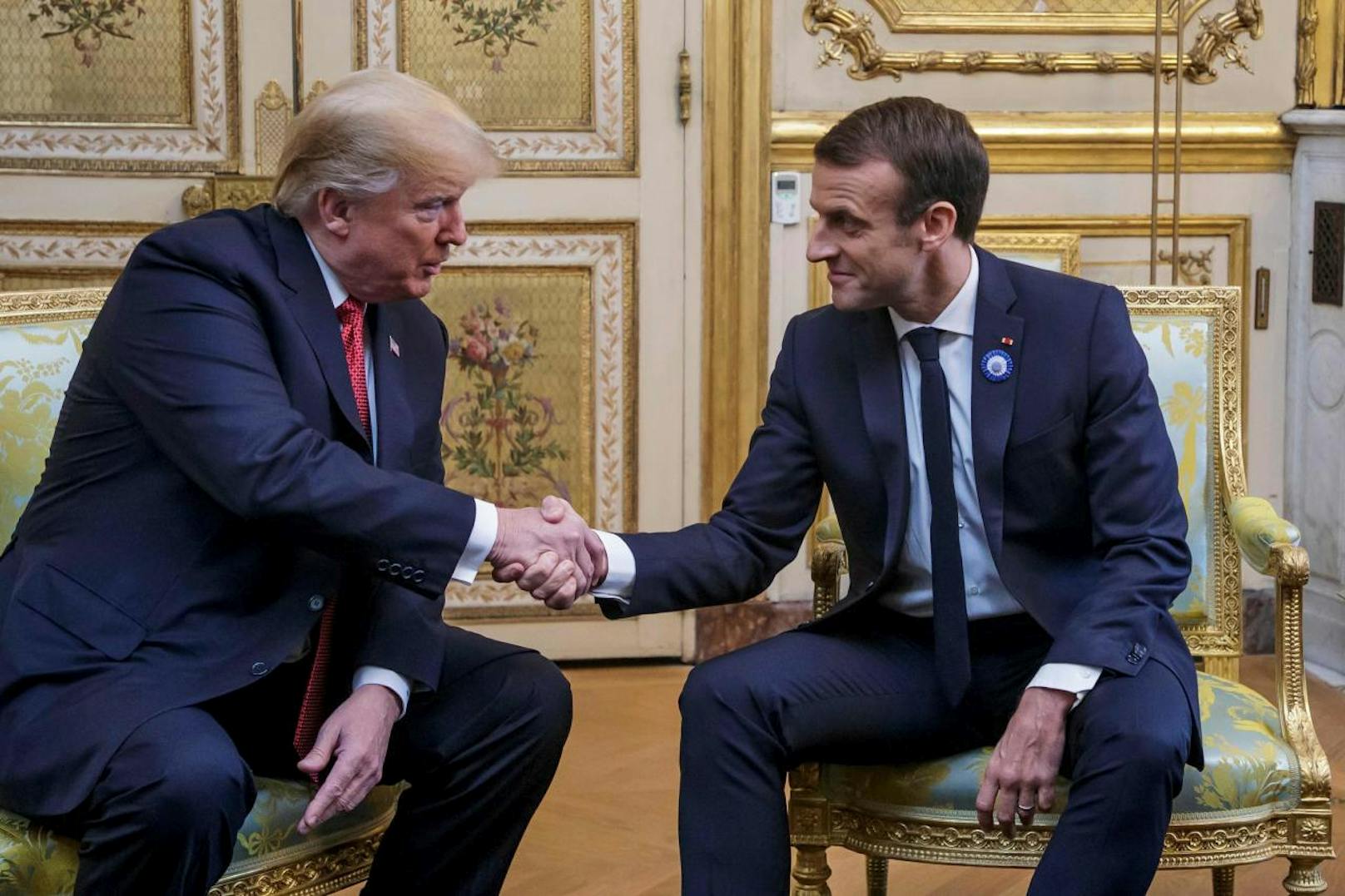 US-Präsident Donald Trump (l.) bei einem Treffen mit seinem französischen Amtskollegen Emmanuel Macron. Die beiden Präsidenten liefern sich immer wieder bizarre Handschlag-Duelle. So auch beim Treffen in Paris am 10. November. Macron "gewann" das Duell und zerquetschte Trumps Hand regelrecht.