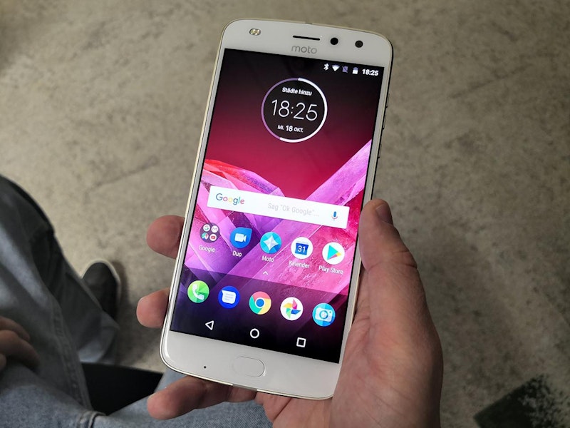 Das 5,5-Zoll-Full-HD-Super-AMOLED-Display liefert starke Kontraste und gute Helligkeit. Äußerlich weist das Moto Z2 Play einige Auffälligkeiten auf.