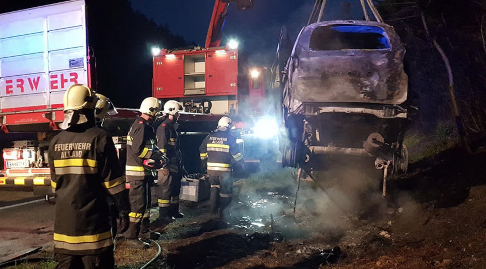 Der Wagen brannte völlig aus, die Feuerwehr löschte die Flammen.