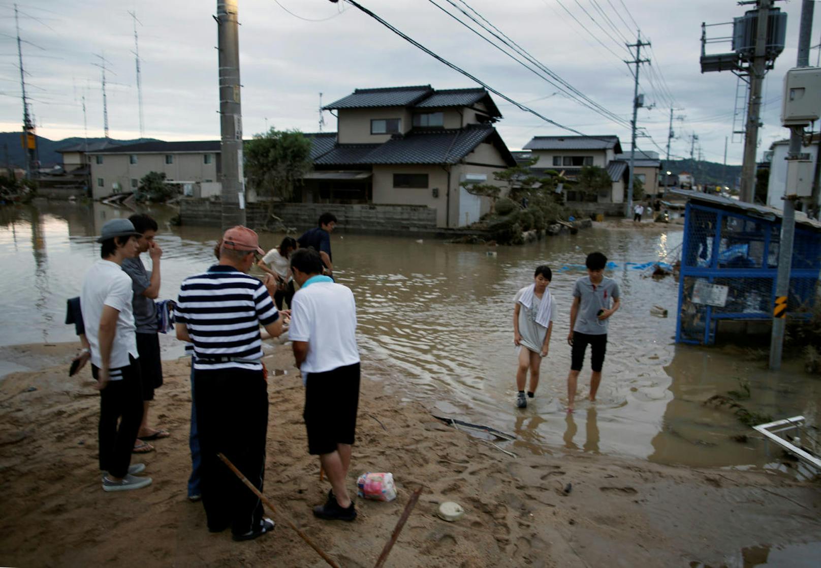 Unwetter mit außergewöhnlich viel Regen haben in Japan mehr als 140 Menschen in den Tod gerissen.