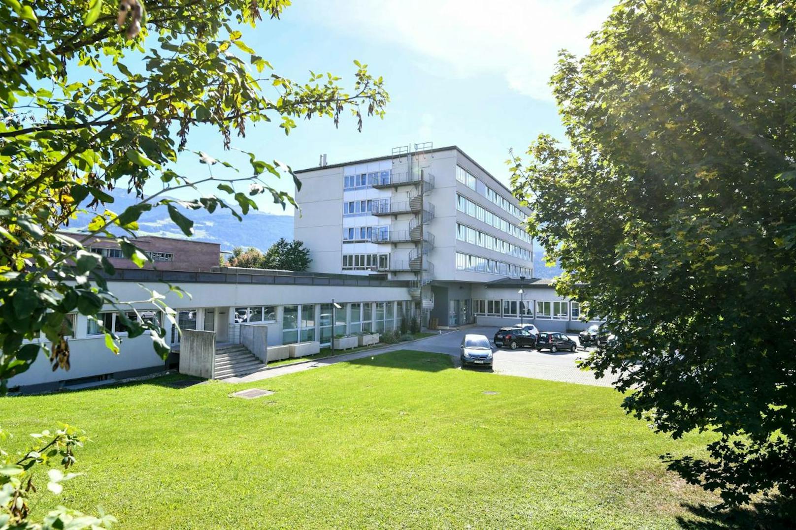 Der 19-Jährige und ein Opfer wurden in die Klinik nach Innsbruck gebracht. Das zweite Opfer wurde nach der Erstversorgung in das BKH Hall in Tirol eingeliefert. Die Ermittlungen über das Motiv und den genauen Tathergang sind im Laufen.