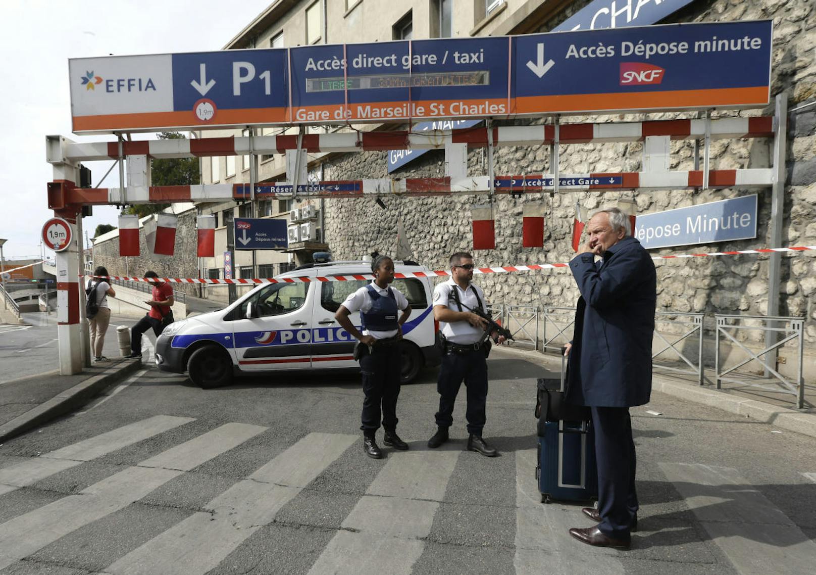 Ein Unbekannter hat am Sonntagnachmittag mit einem Messer wahllos auf Passanten am Hauptbahnhof der französischen Metropole Marseilles eingestochen (1. Oktober).