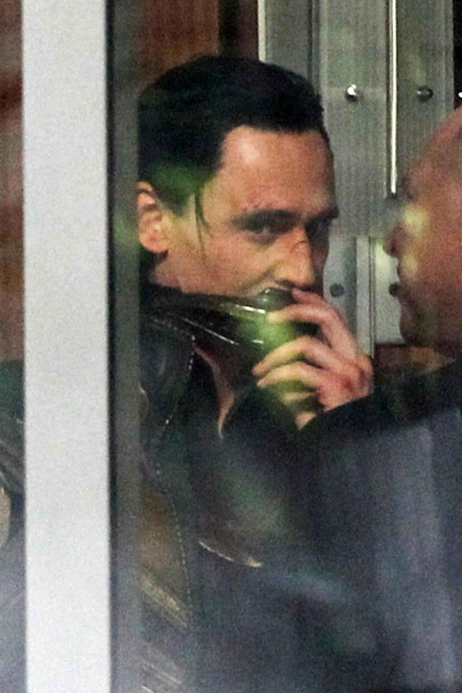 Tom Hiddleston als Loki (mit Maulkorb)