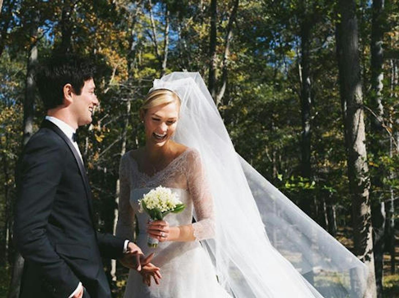 19.10.2018: Karlie Kloss postet das erste Foto ihrer Hochzeit. Am 18.10.2018 hat sie Joshua Kushner geheiratet. Sein Bruder Jared ist der Schwiegersohn von Donald Trump