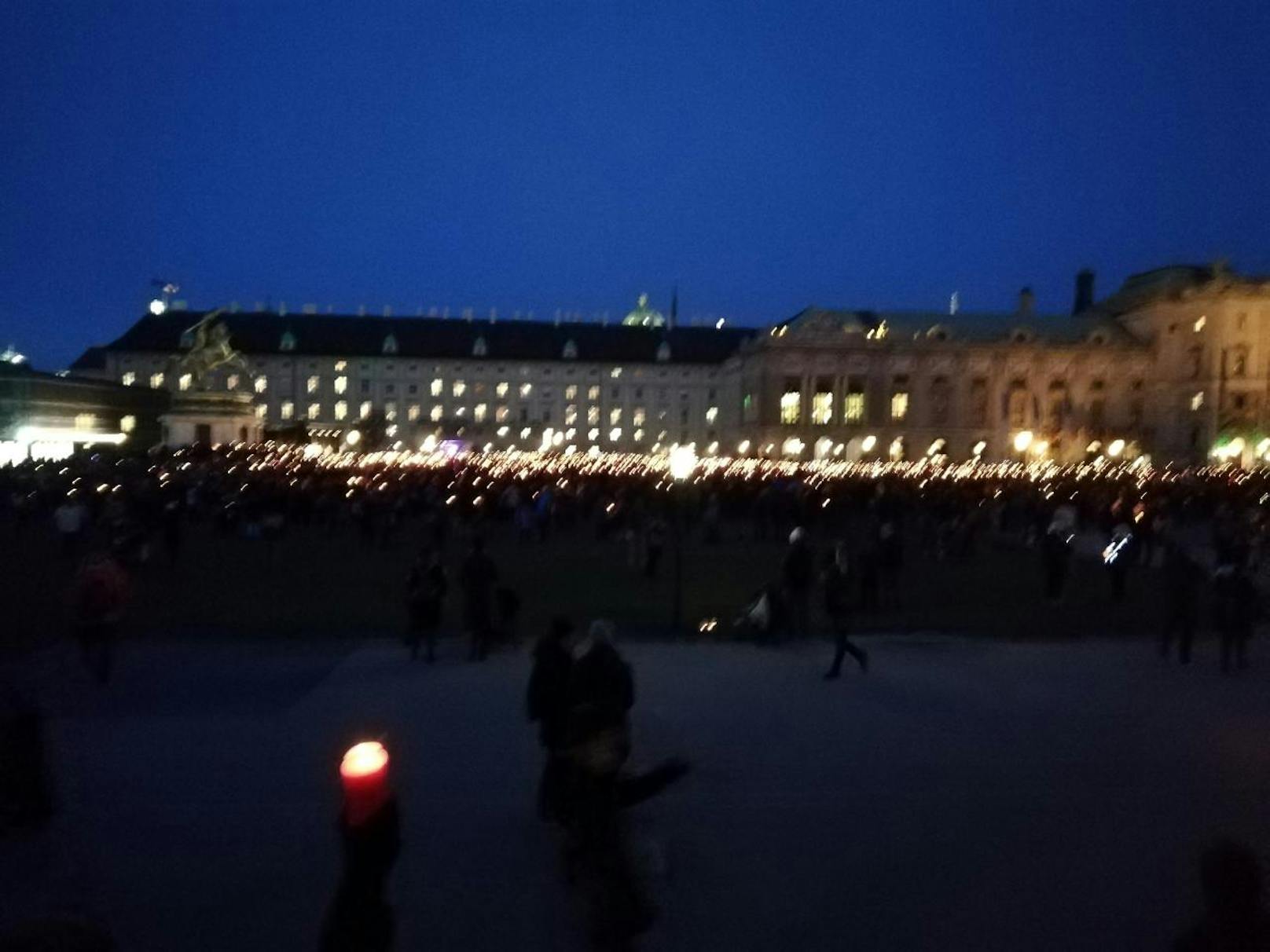 Zwei Wochen nach dem Tod von Ute Bock gedenken die Wiener der Flüchtlingshelferin mit einem Lichtermeer am Heldenplatz. 