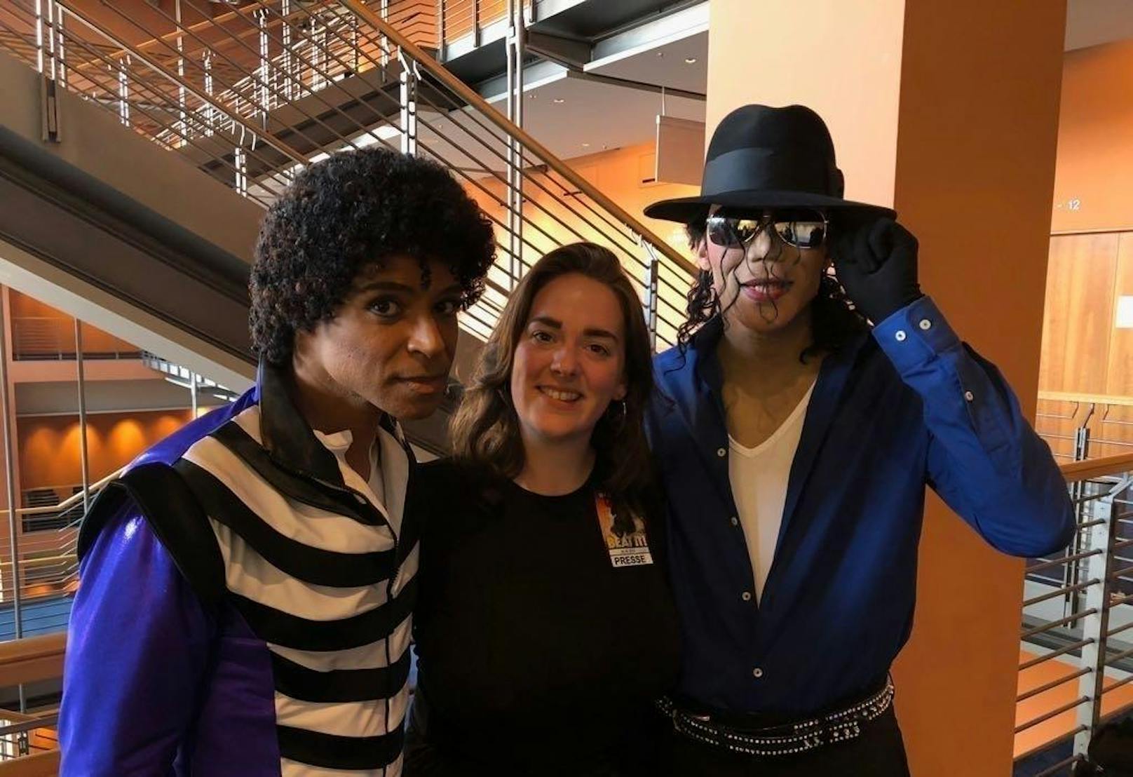 Heute-Redakteurin Manuela Tiefnig (Mitte) mit zwei Jackson-Darstellern. Links die jüngere, rechts die ältere Version des "King of Pop".