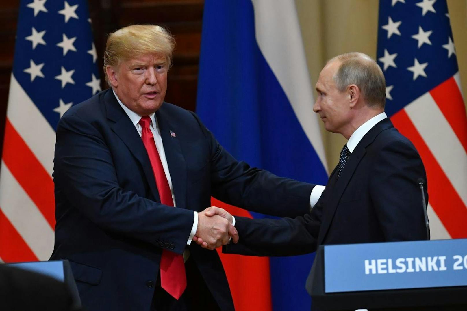 US-Präsident Donald Trump (l.) und der russische Präsident Wladimir Putin (r.) beim Gipfeltreffen in Helsinki am 16. Juli 2018.