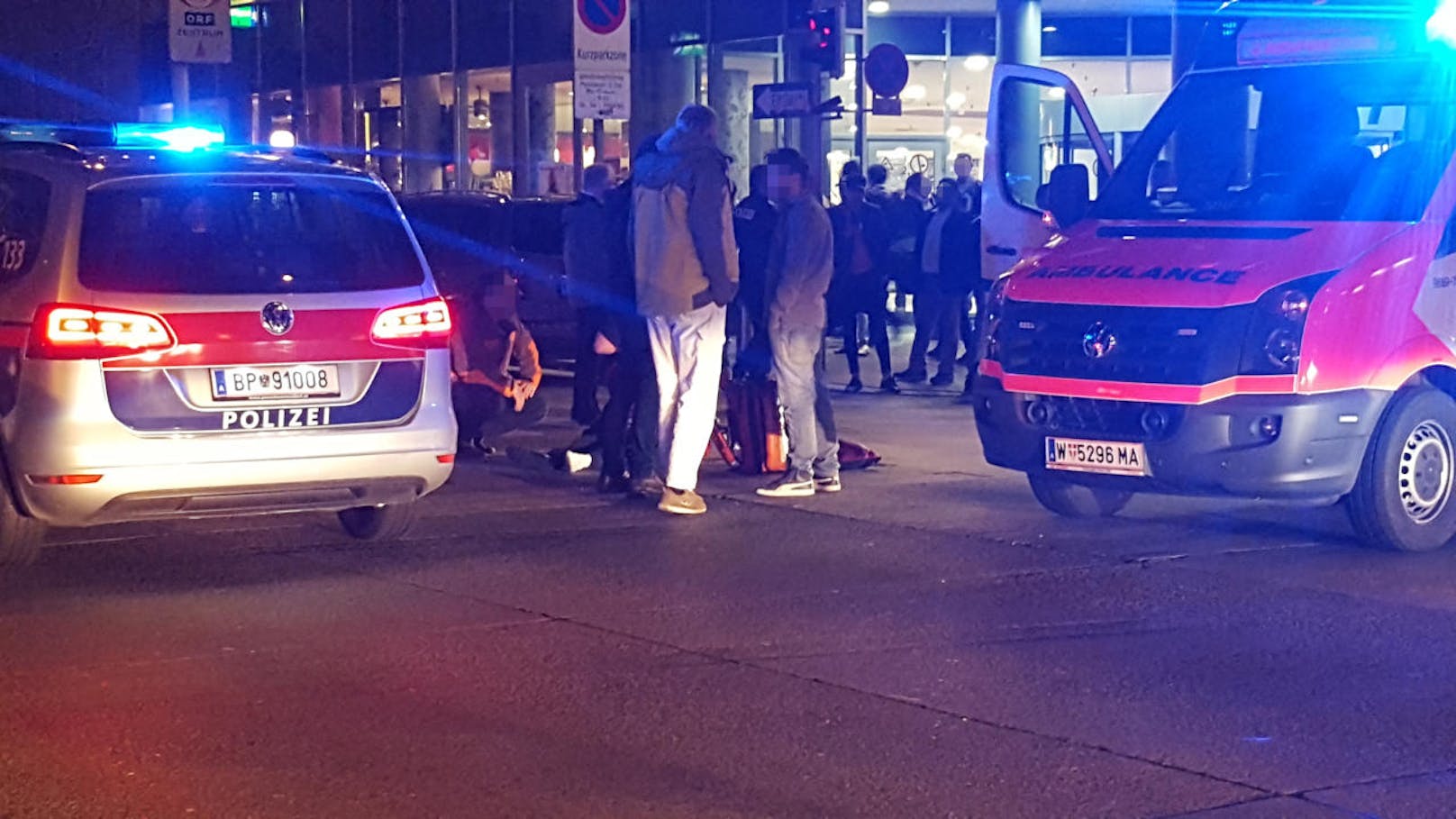Gegen 21.50 Uhr am Dienstagabend ist ein Mann in der Gablenzgasse bei der Lugner City von einem Pkw angefahren worden. Die Berufsrettung war im Einsatz.