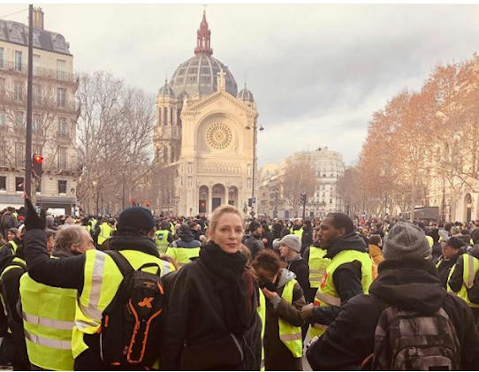 8.12.2018: Uma Thurman mischt sich in Paris bei den Protesten mitten unter die Gelbwesten: "Rauchbomben und Sonderkommandos im Anmarsch." <a href="https://www.heute.at/people/stars/story/Star-Uma-Thurman-mitten-in-den-Pariser-Krawallen-43606337">Mehr Infos</a>